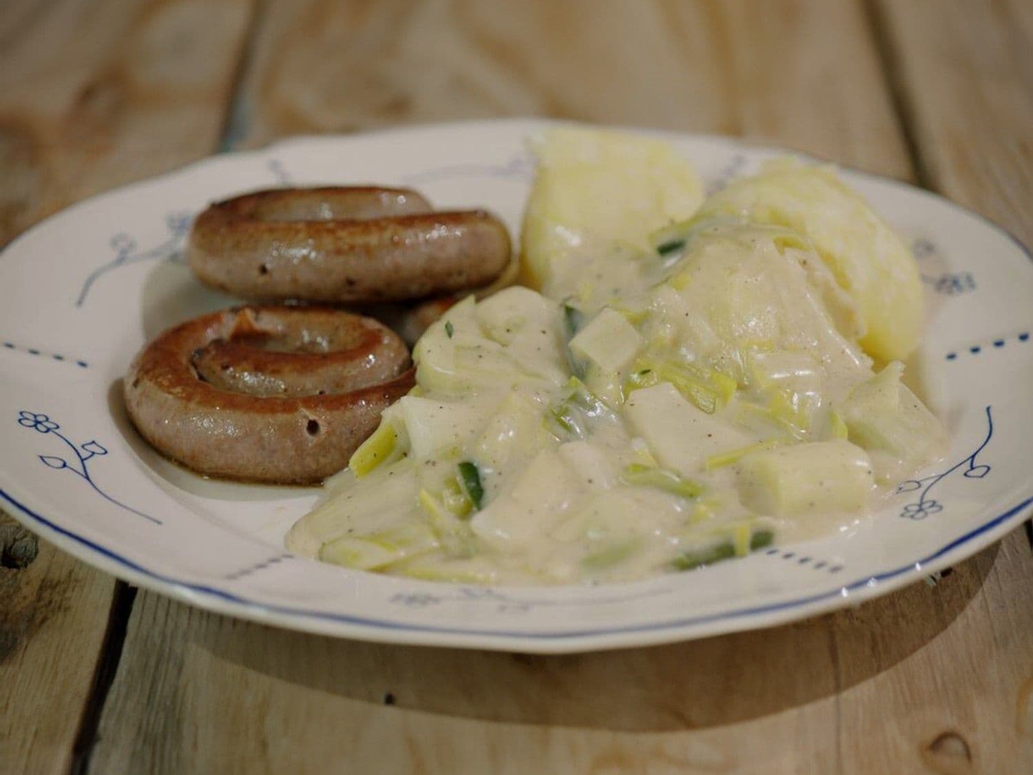 Chipolata met prei in witte saus en aardappelen