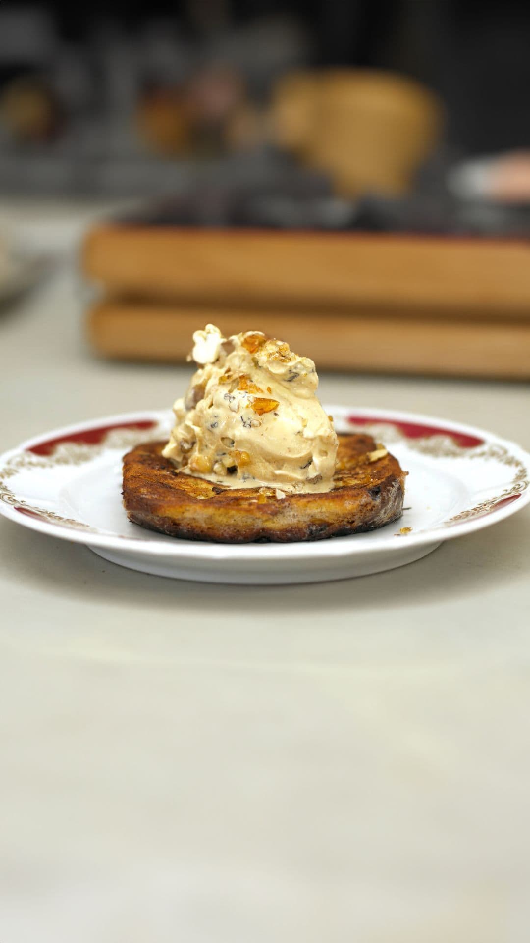Verloren krentenbrood en café glacé met karamelnoten