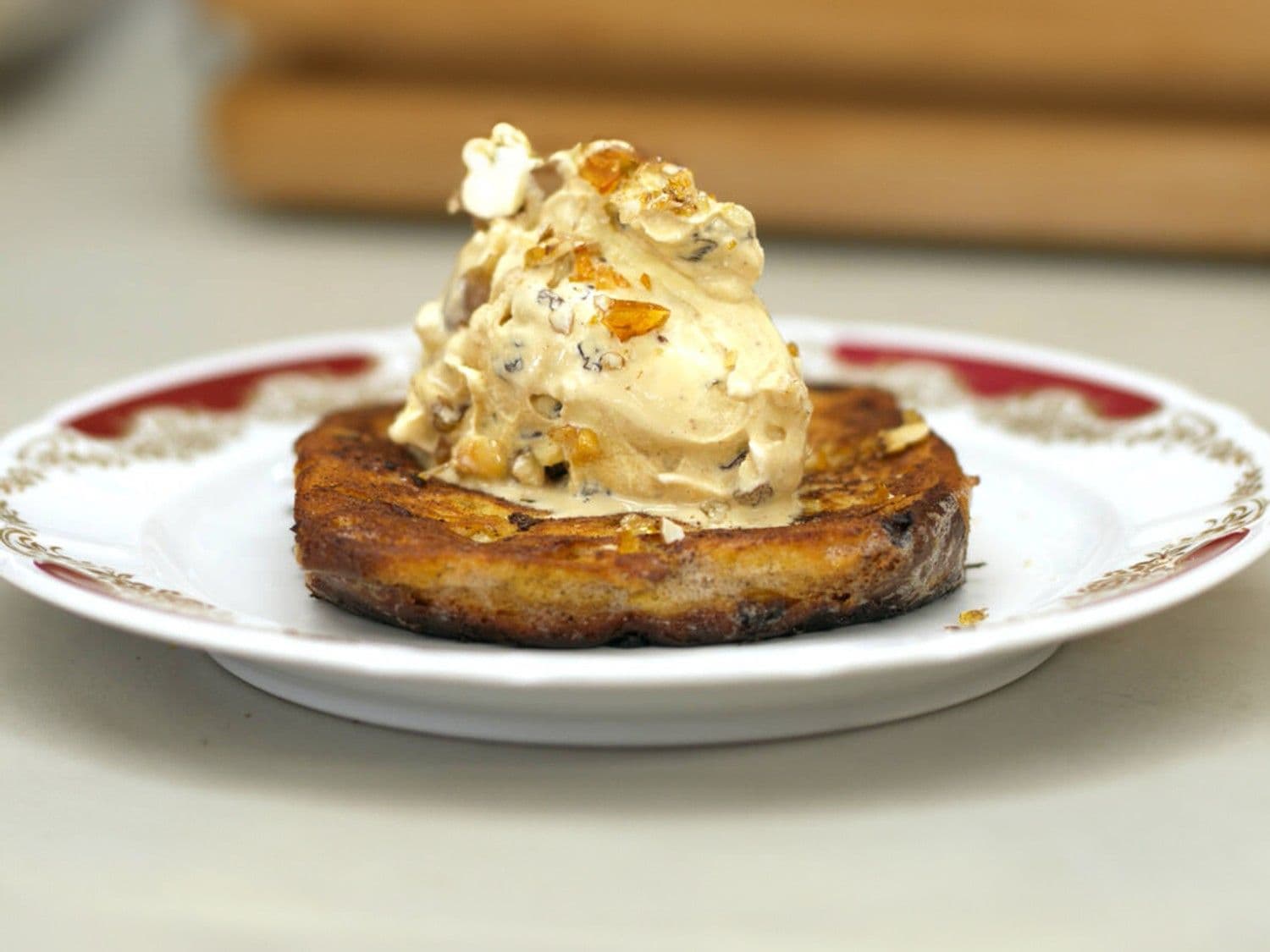Verloren krentenbrood en café glacé met karamelnoten