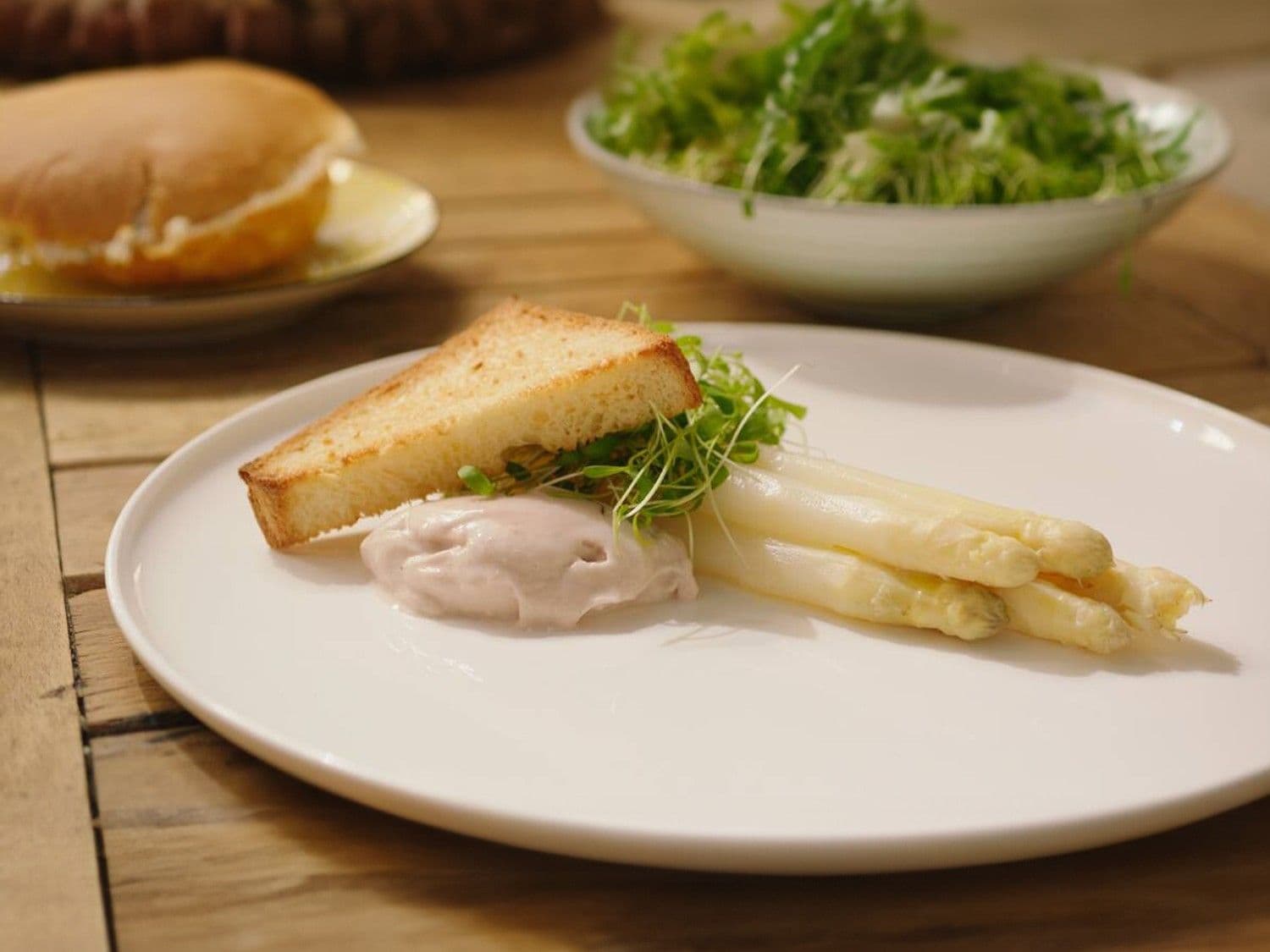 Hammousse en witte asperges met briochetoast