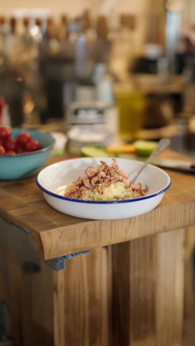 Geplette gepofte aardappel met tomaat en grijze garnalen