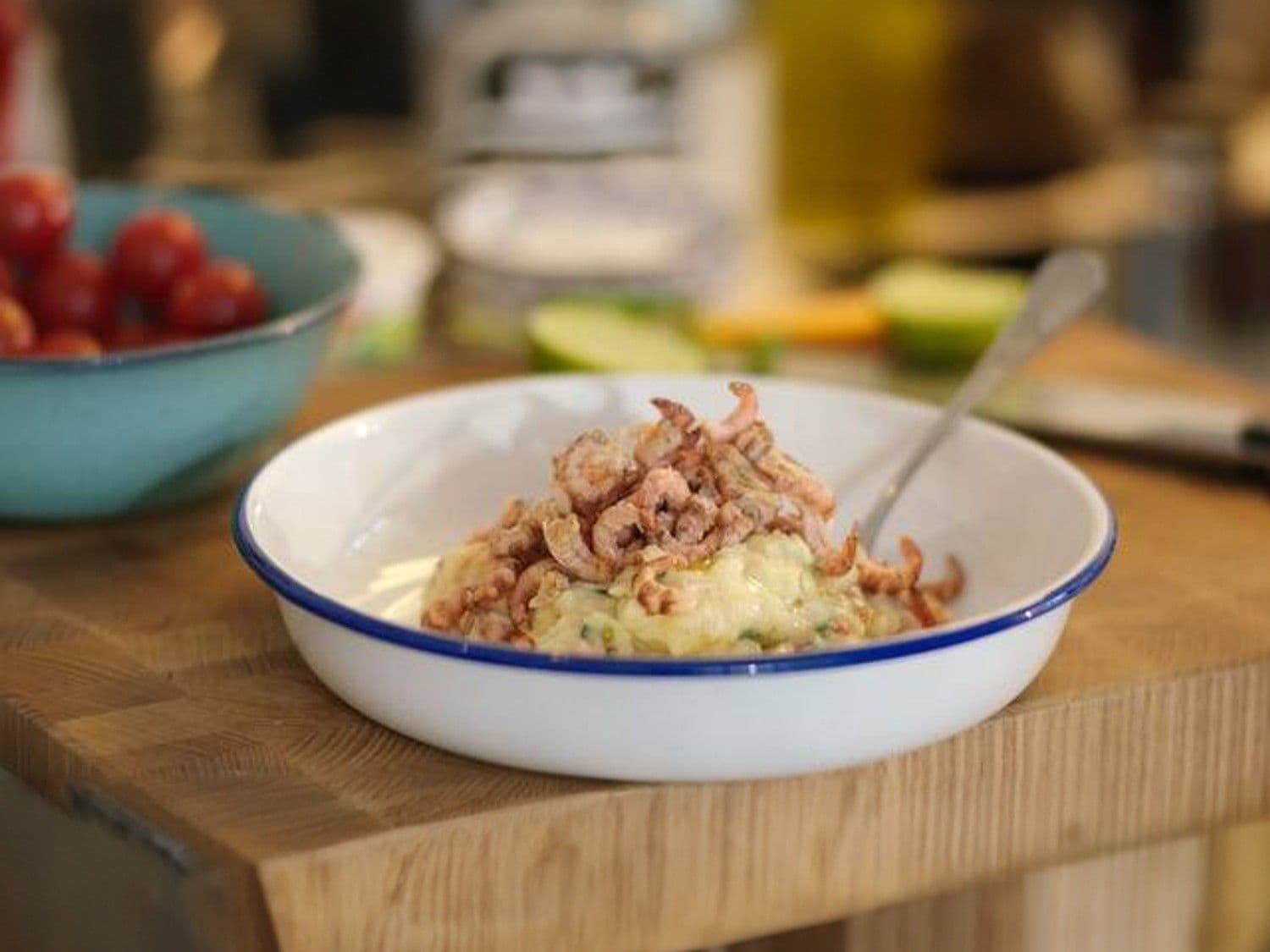 Geplette gepofte aardappel met tomaat en grijze garnalen