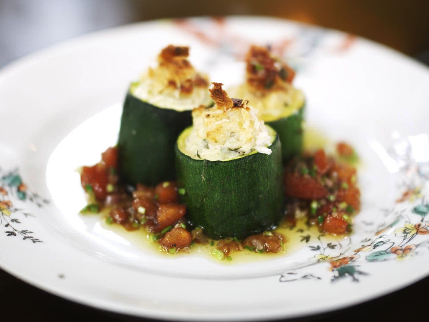Gevulde courgettes met warme tomatenvinaigrette