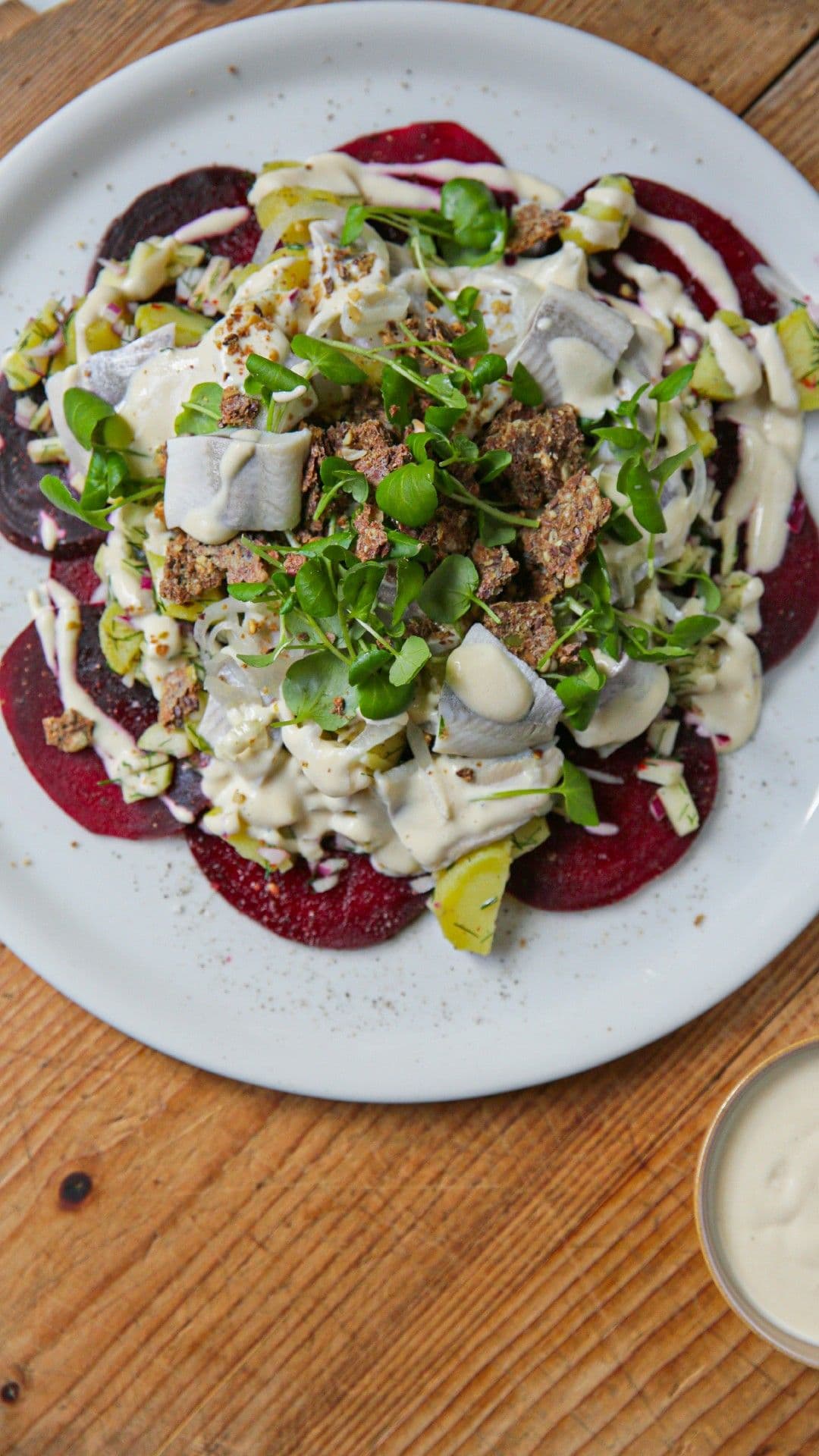 Carpaccio van rode biet met aardappelsalade en opgelegde haring