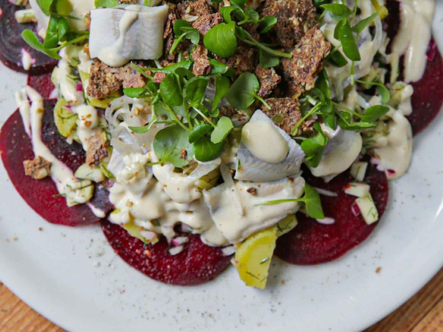 Carpaccio van rode biet met aardappelsalade en opgelegde haring
