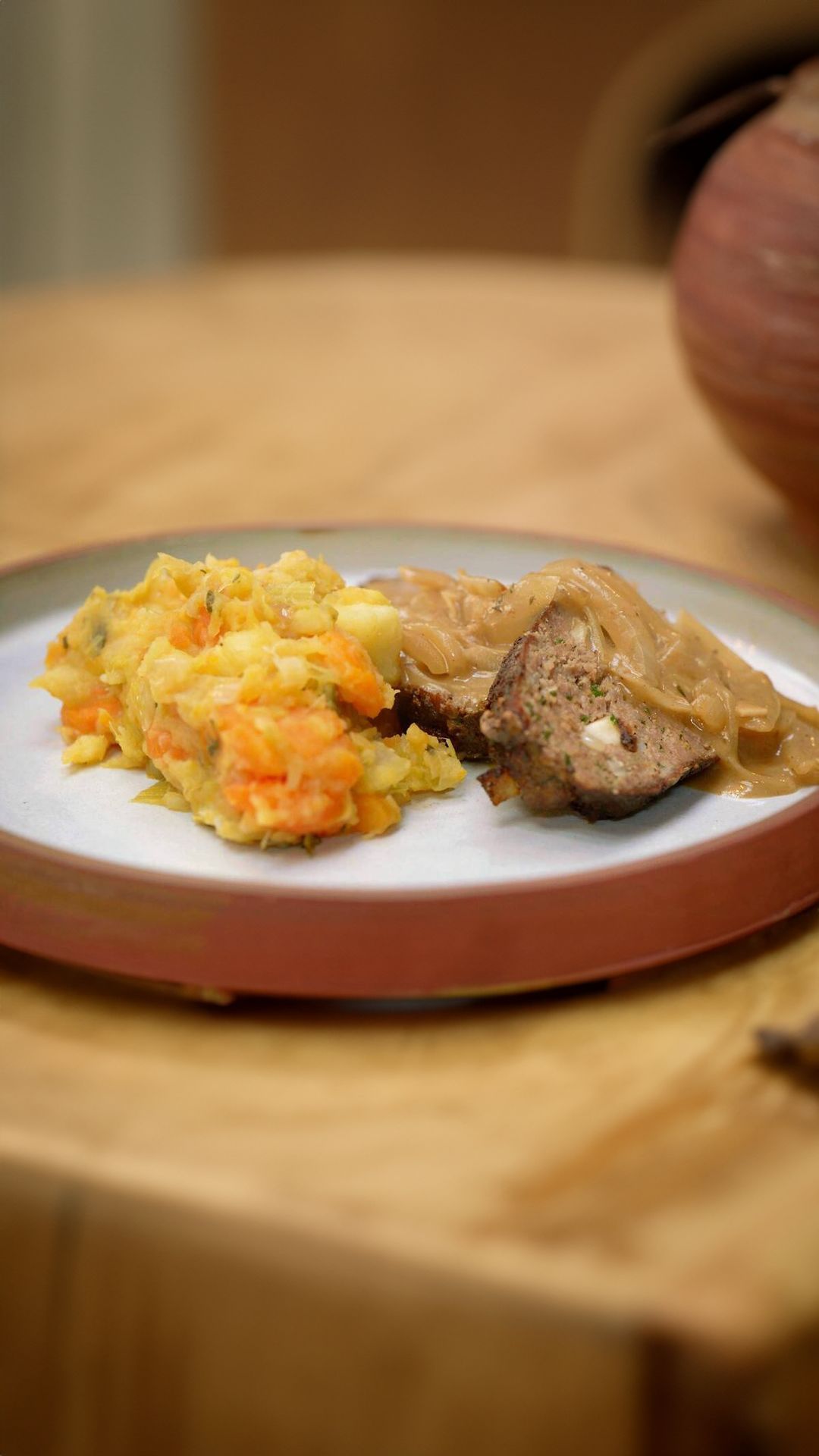 Gehaktbrood met groentehutsepot en uiensaus