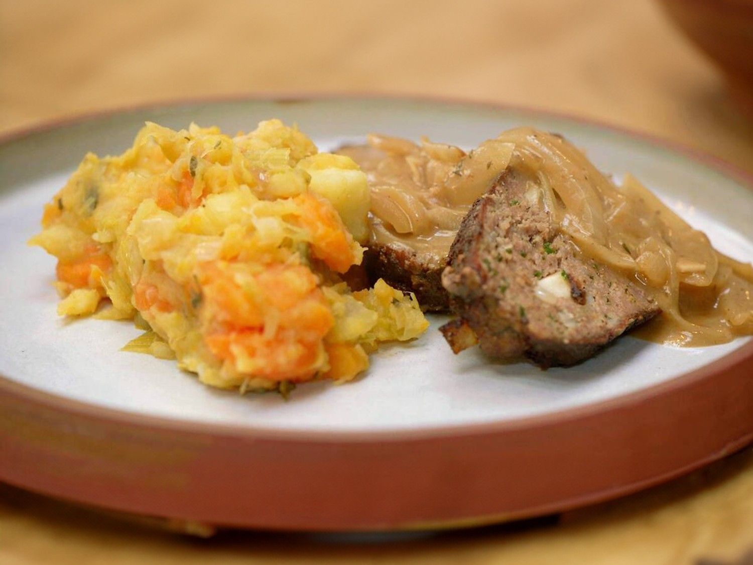 Gehaktbrood met groentehutsepot en uiensaus