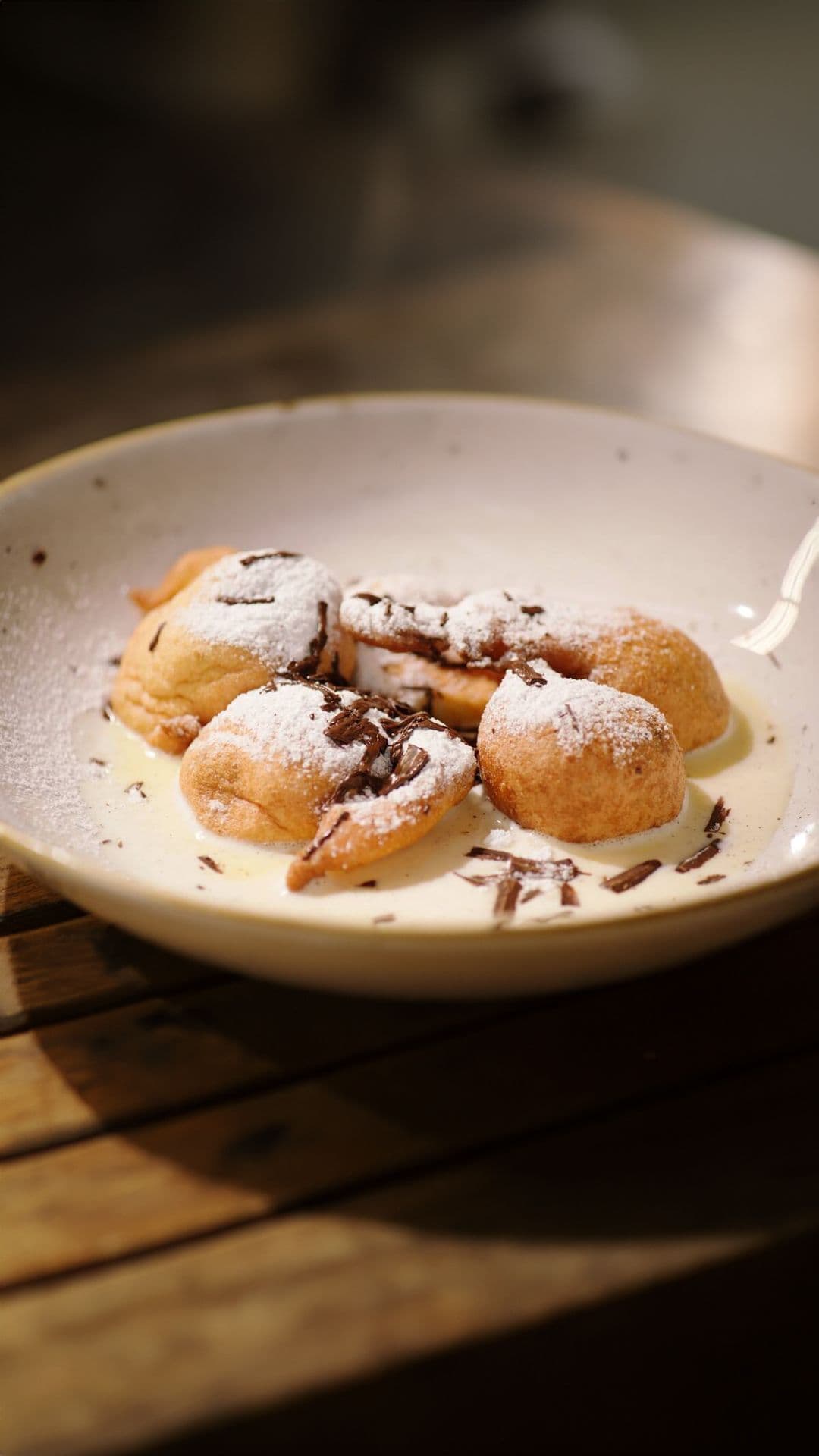 Chocoladebeignets met vanillesaus
