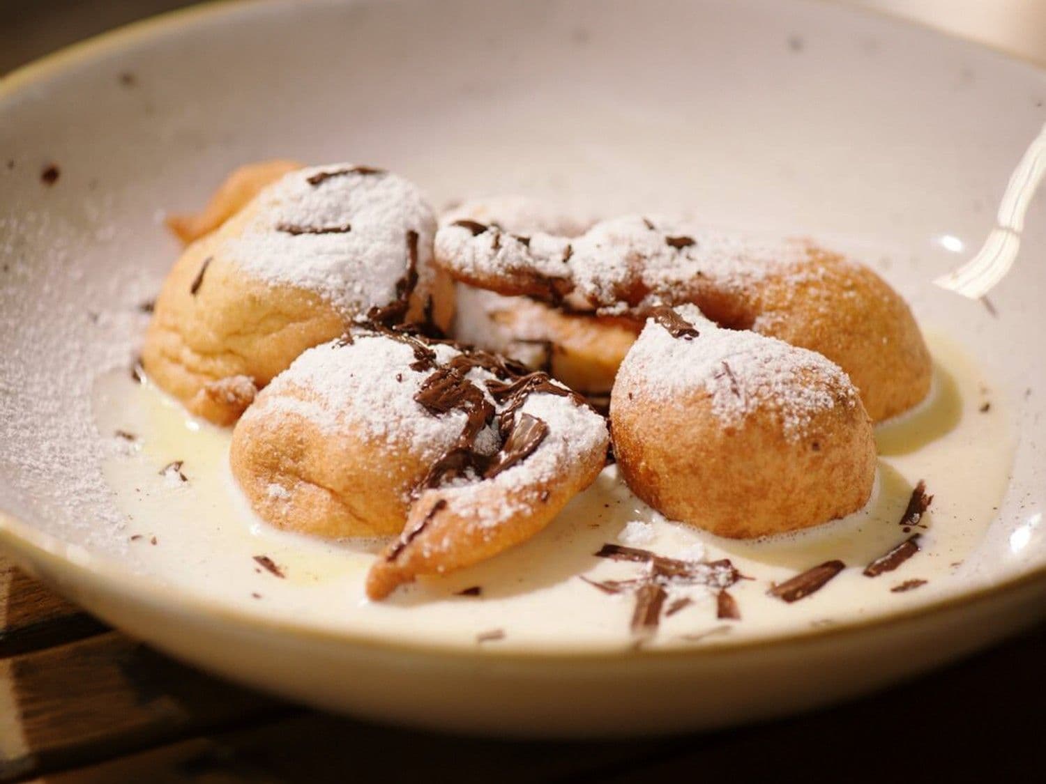 Chocoladebeignets met vanillesaus