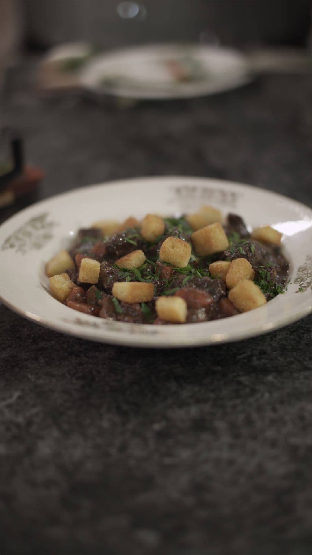 Runderwangen in rode wijn met croutons
