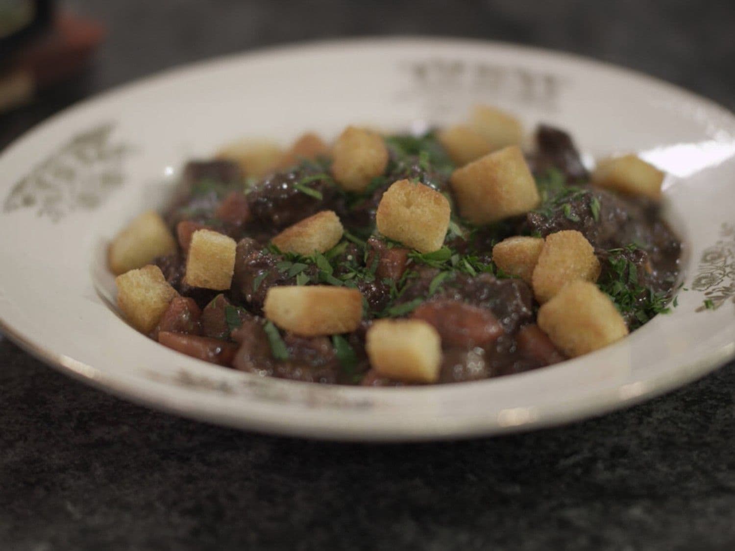 Runderwangen in rode wijn met croutons
