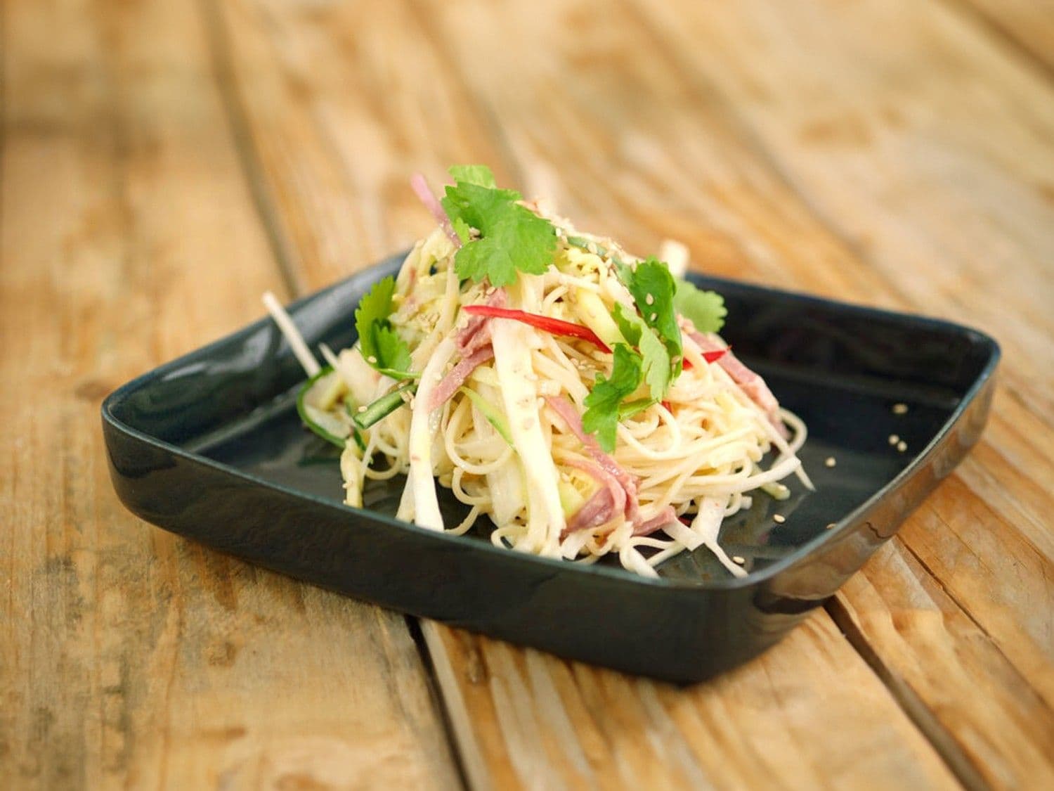 Noedelsalade met gerookte eend en sesamdressing