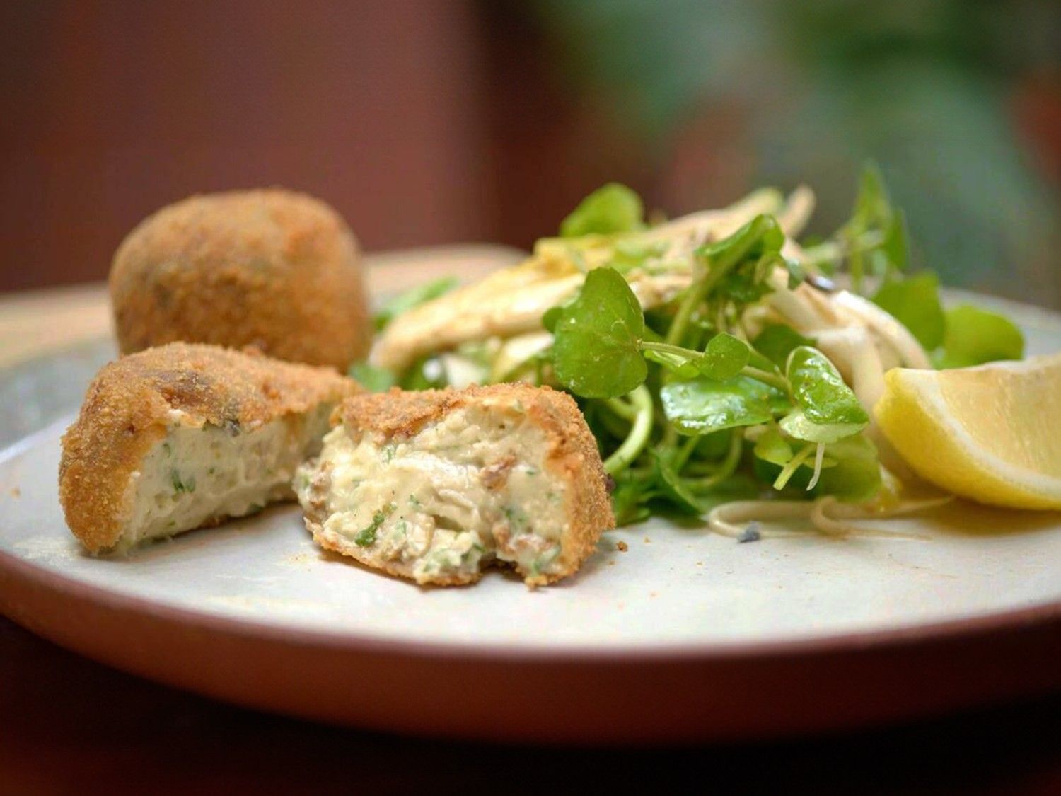 Champignon-kaaskroketten met witloofsalade