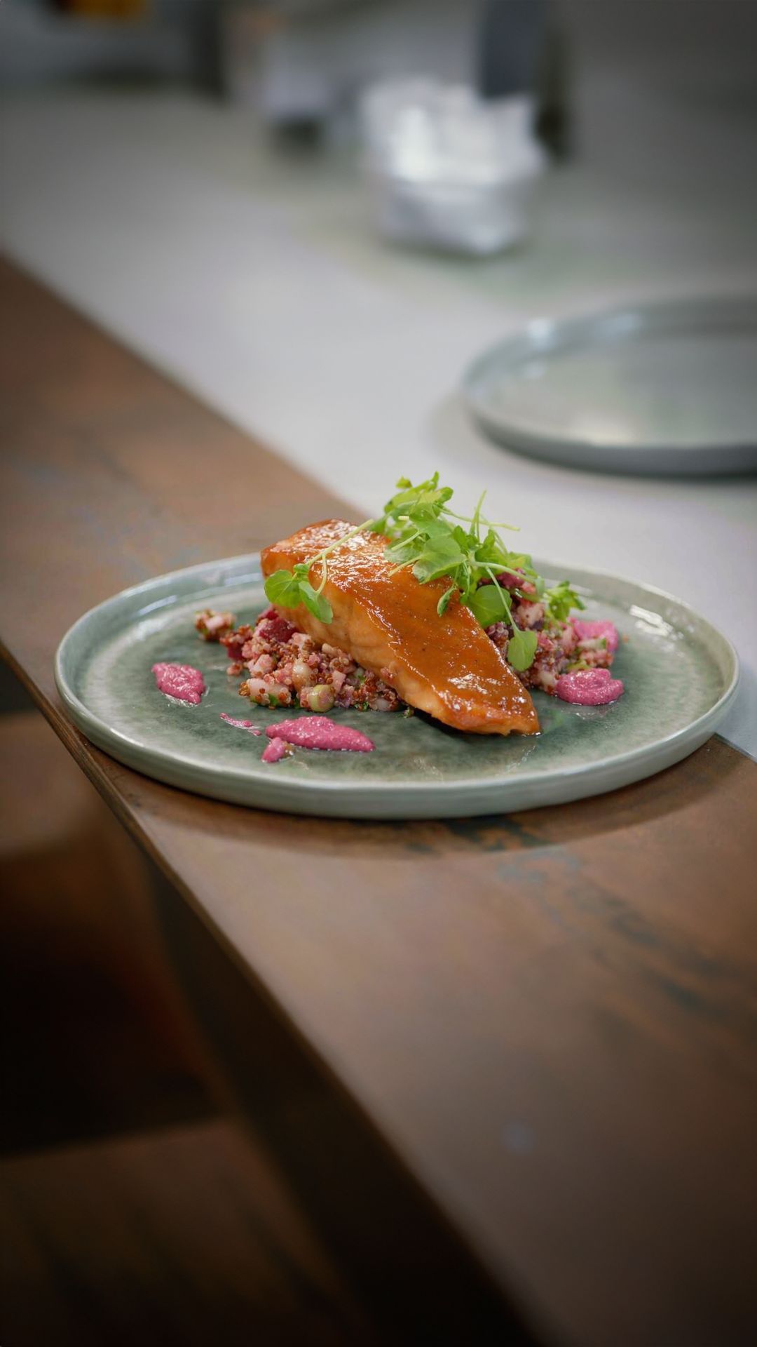 Zalm met quinoa en yoghurt met rode biet