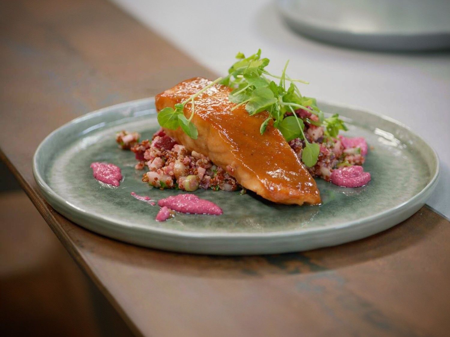 Zalm met quinoa en yoghurt met rode biet