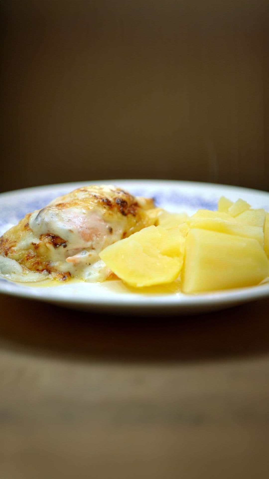 Witloof met zalm en kaassaus en gekookte aardappelen