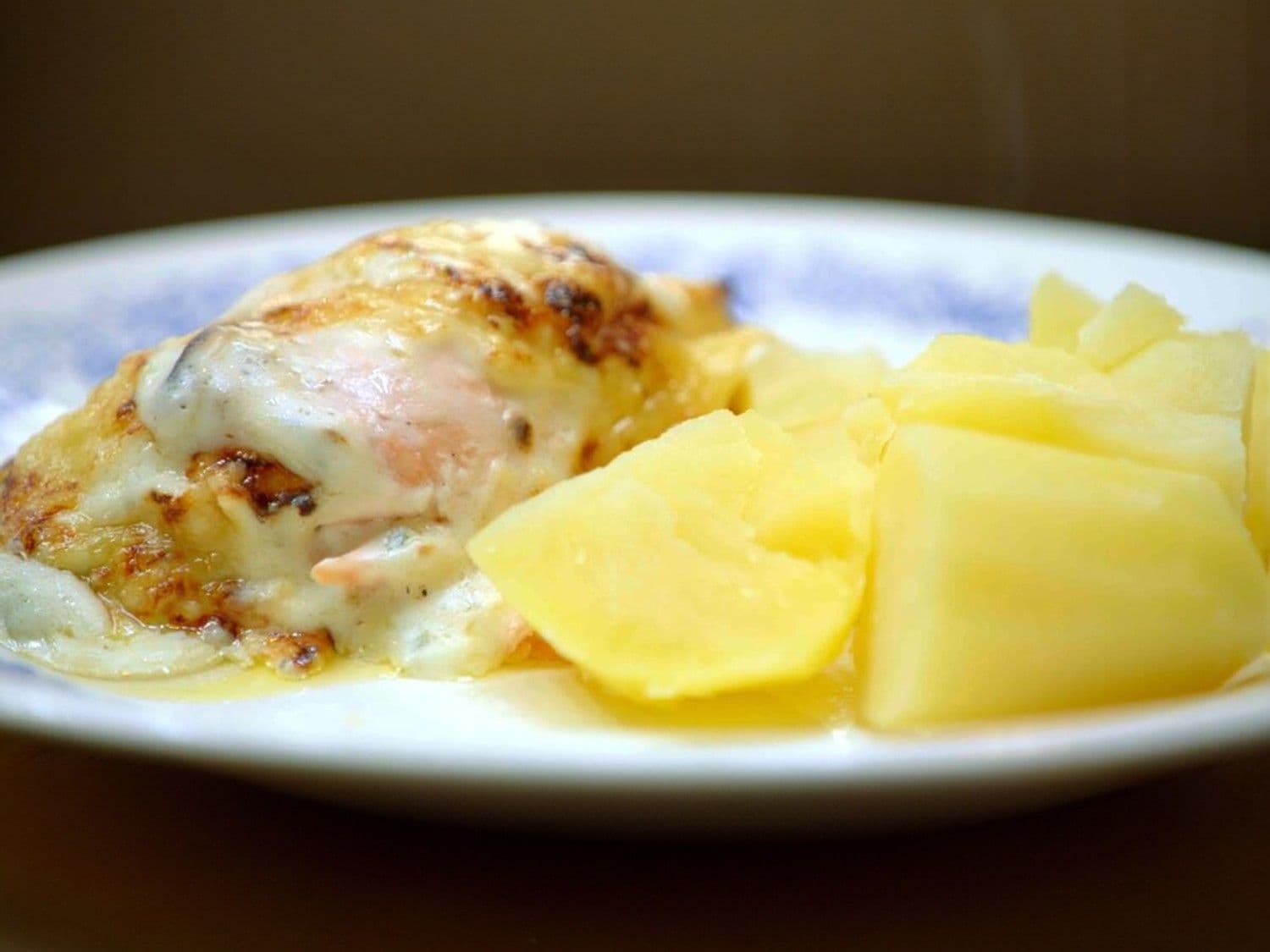 Witloof met zalm en kaassaus en gekookte aardappelen