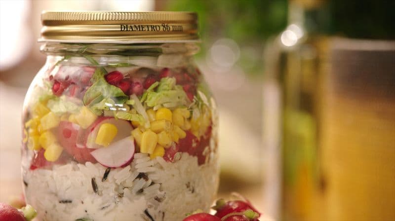 Salade met rijst, maïs, granaatappel, radijsjes