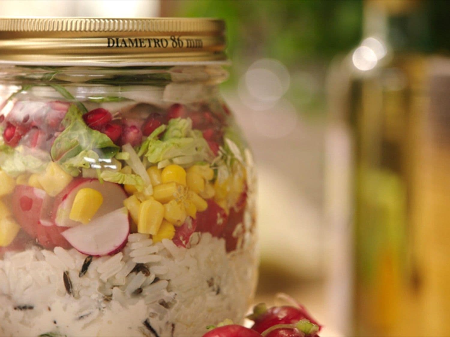 Salade met rijst, maïs, granaatappel, radijsjes