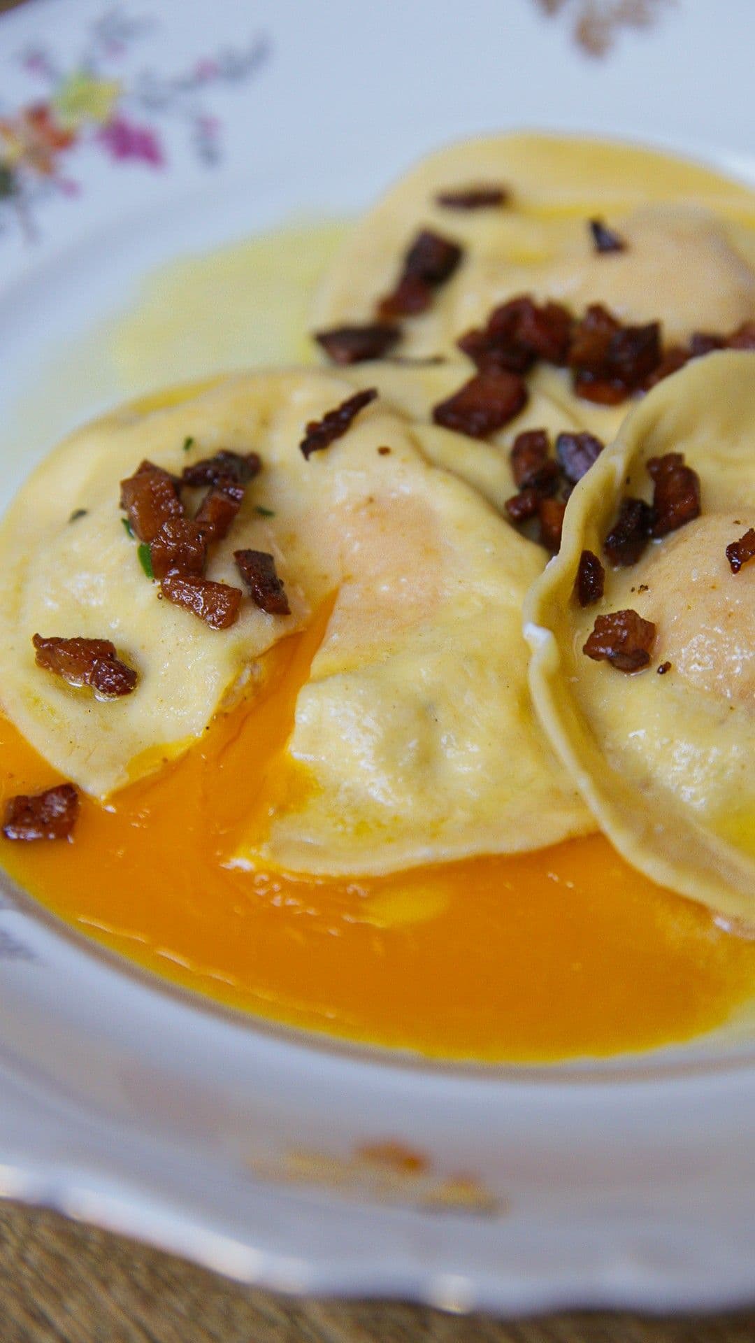 Ravioli carbonara met mortadella, pecorino en guanciale