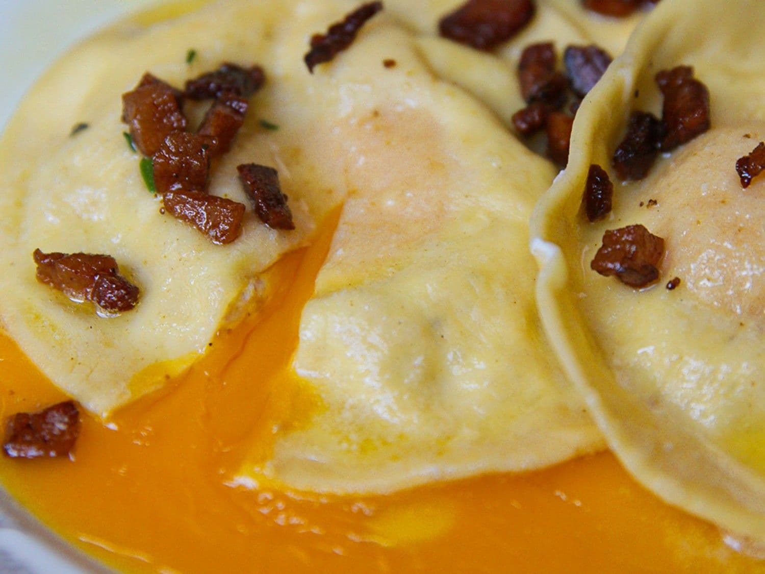 Ravioli carbonara met mortadella, pecorino en guanciale