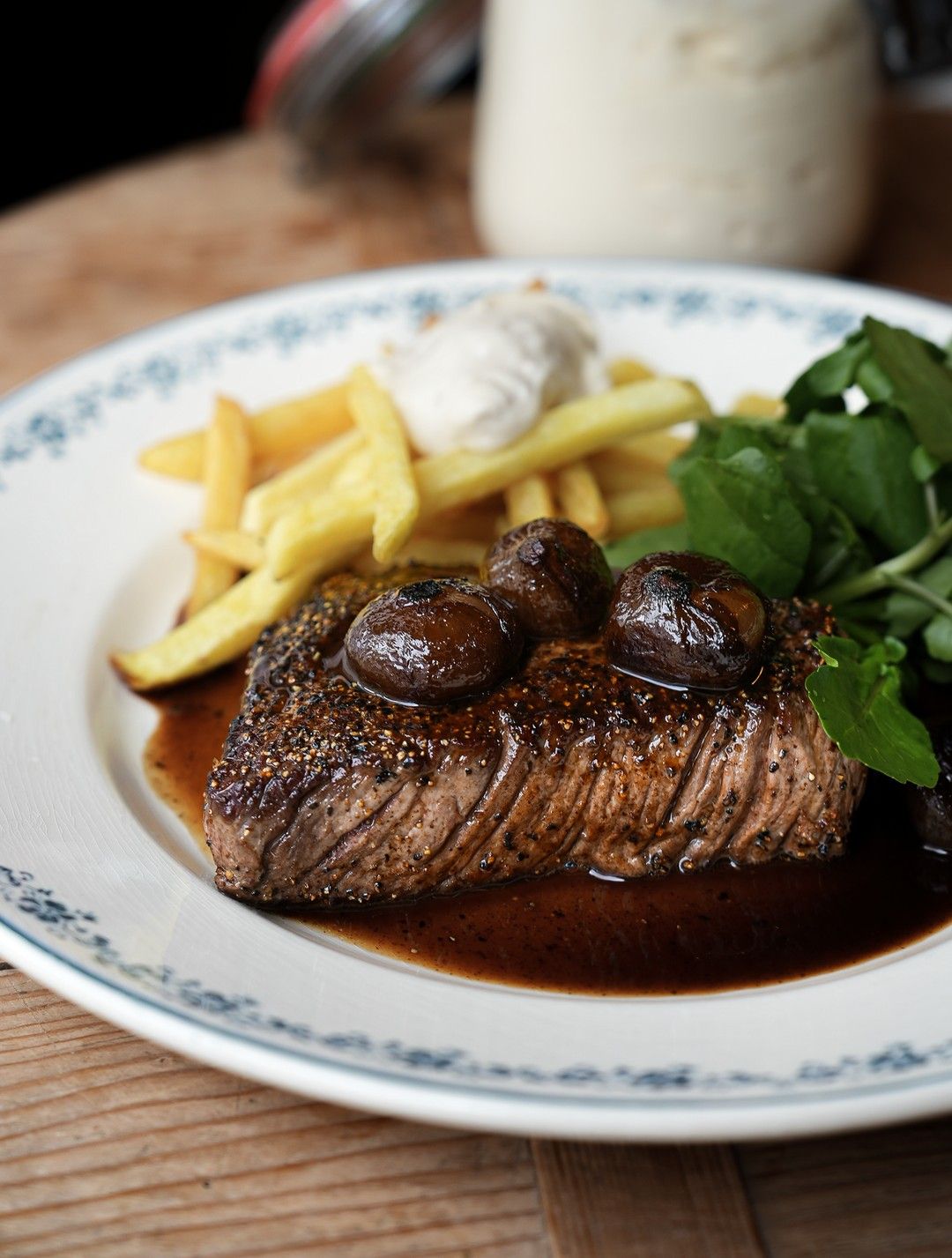 Pepersteak met frieten, jus met madeira en borettane uitjes