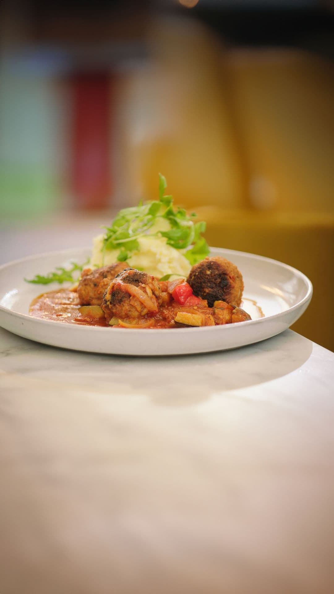 Gehaktballen met groentesaus en parmezaanpuree