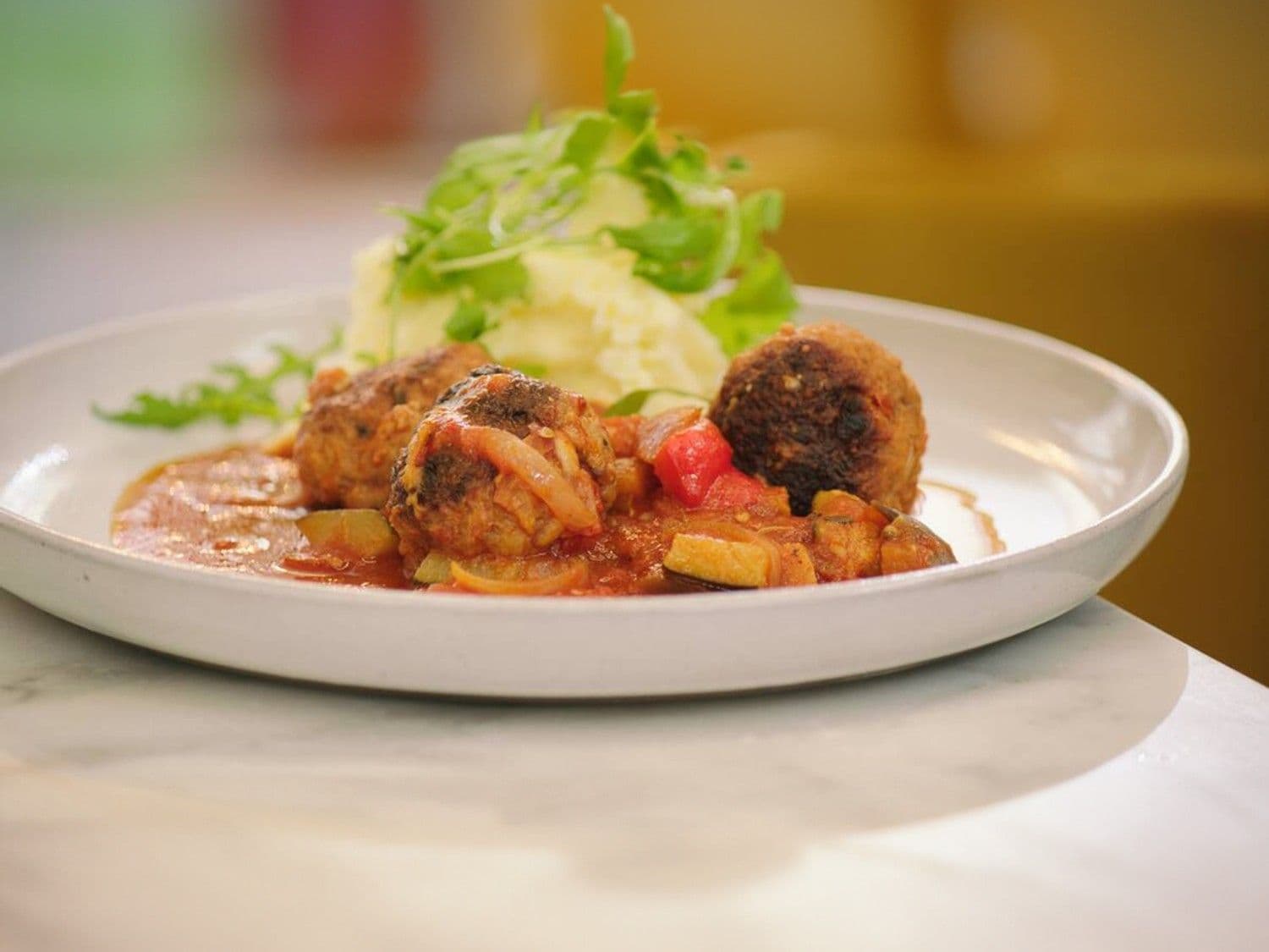 Gehaktballen met groentesaus en parmezaanpuree