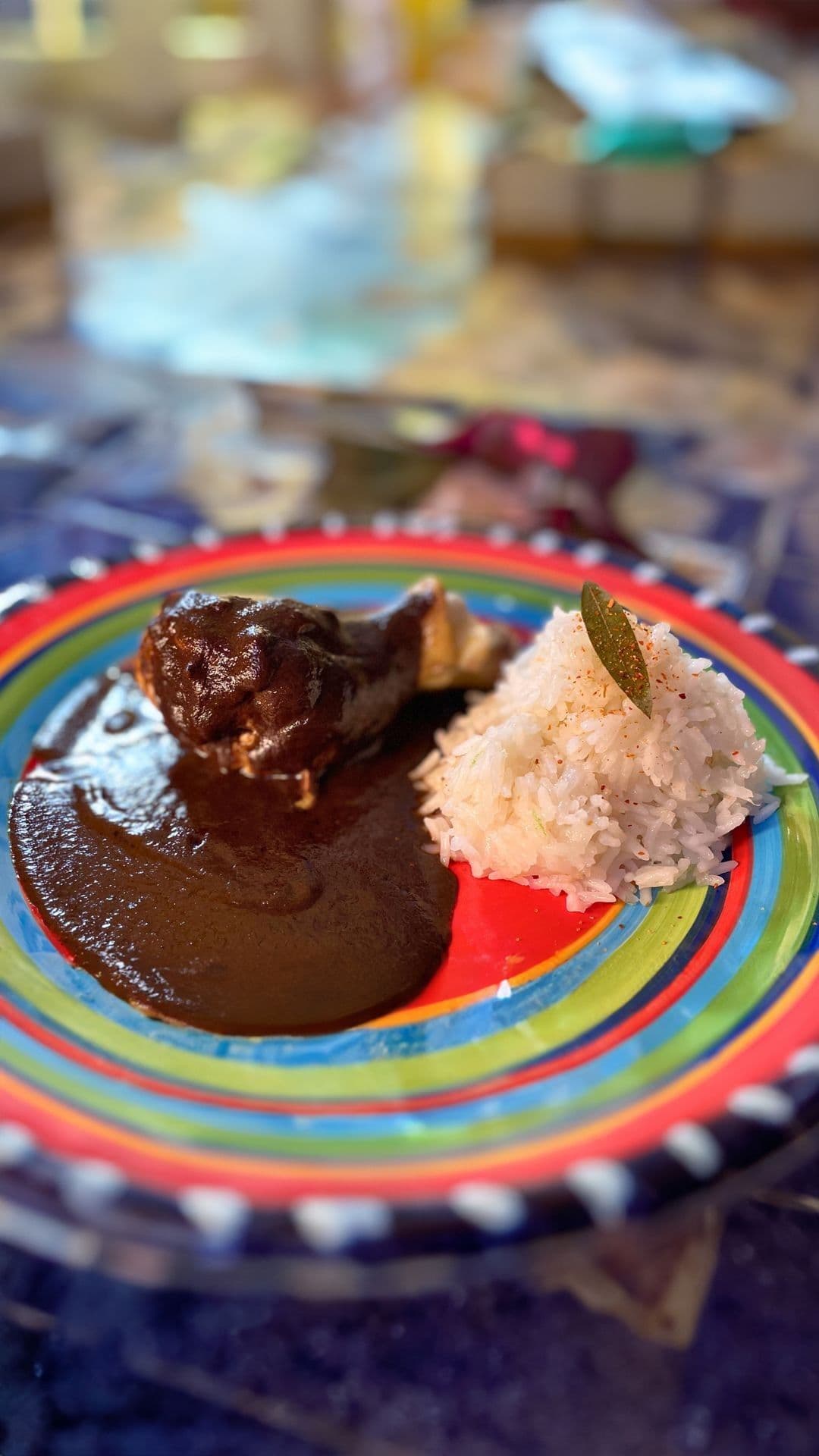 Stoofpot van kip met zwarte mole en een frozen mezcalita