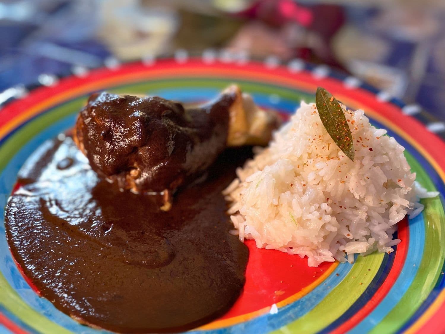 Stoofpot van kip met zwarte mole en een frozen mezcalita