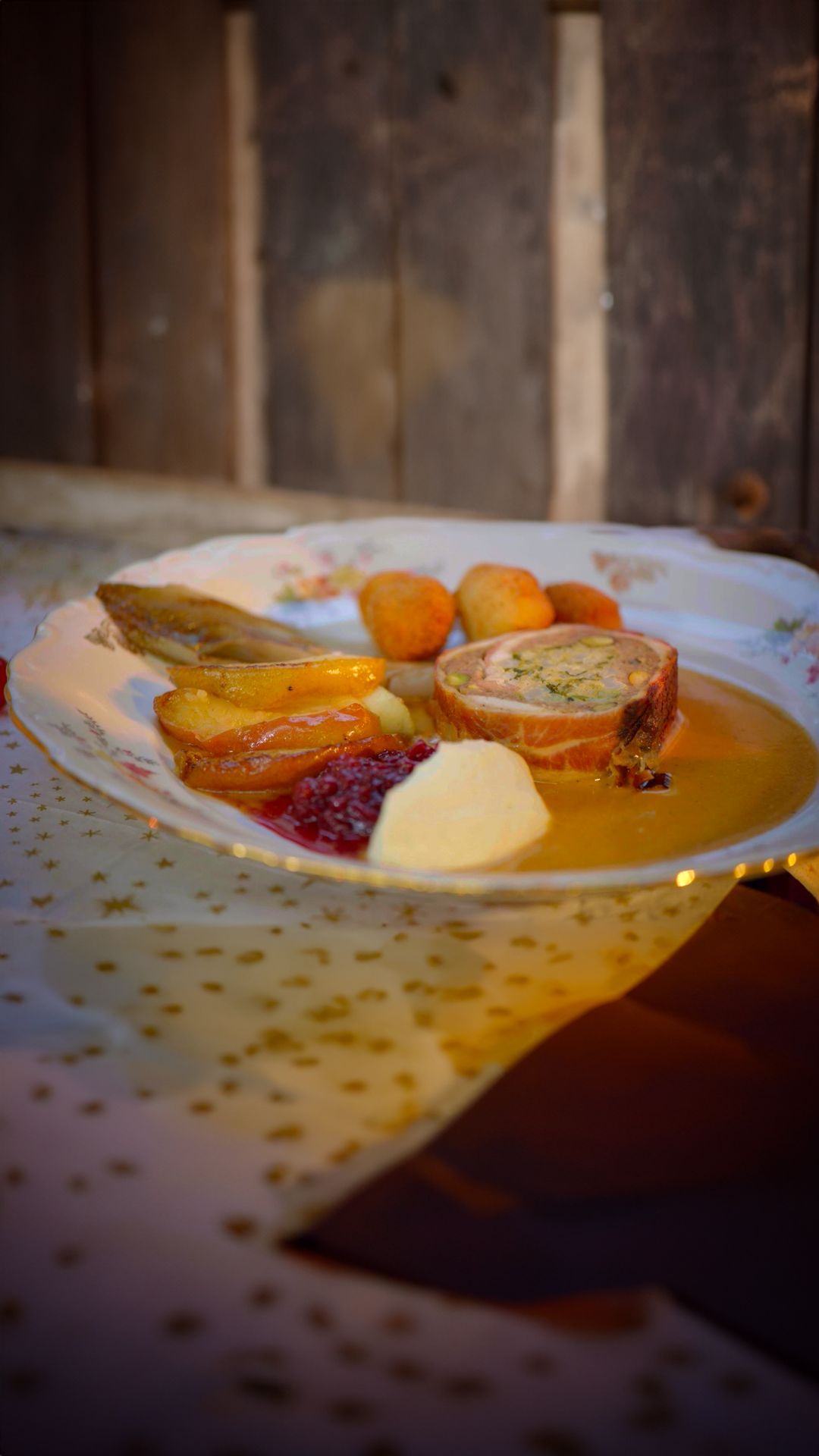 Kalkoenrollade gevuld met groene kool, appel met veenbes, gebraiseerd witloof, knolseldercrème, kroketten en cognacsaus