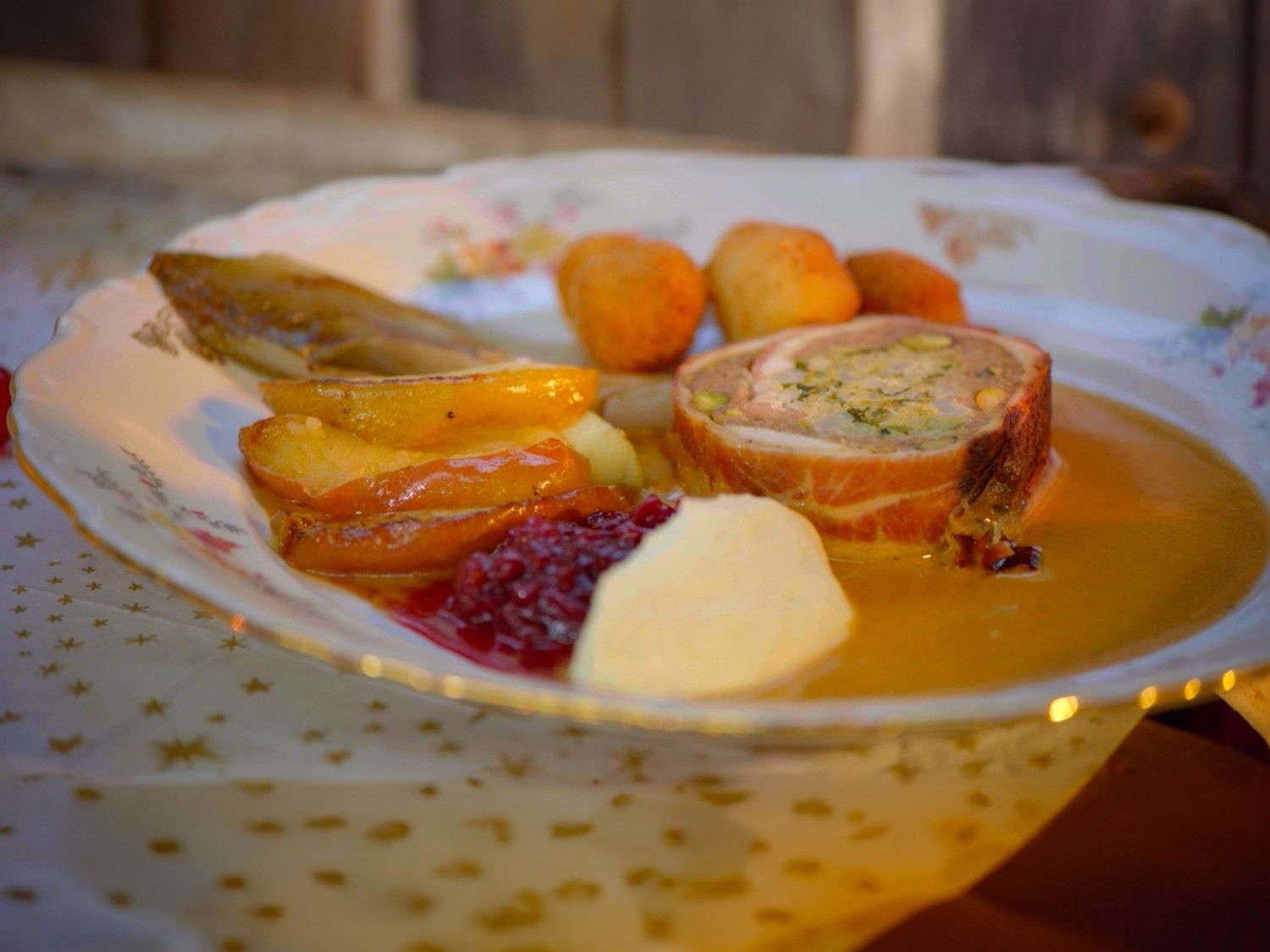 Kalkoenrollade gevuld met groene kool, appel met veenbes, gebraiseerd witloof, knolseldercrème, kroketten en cognacsaus