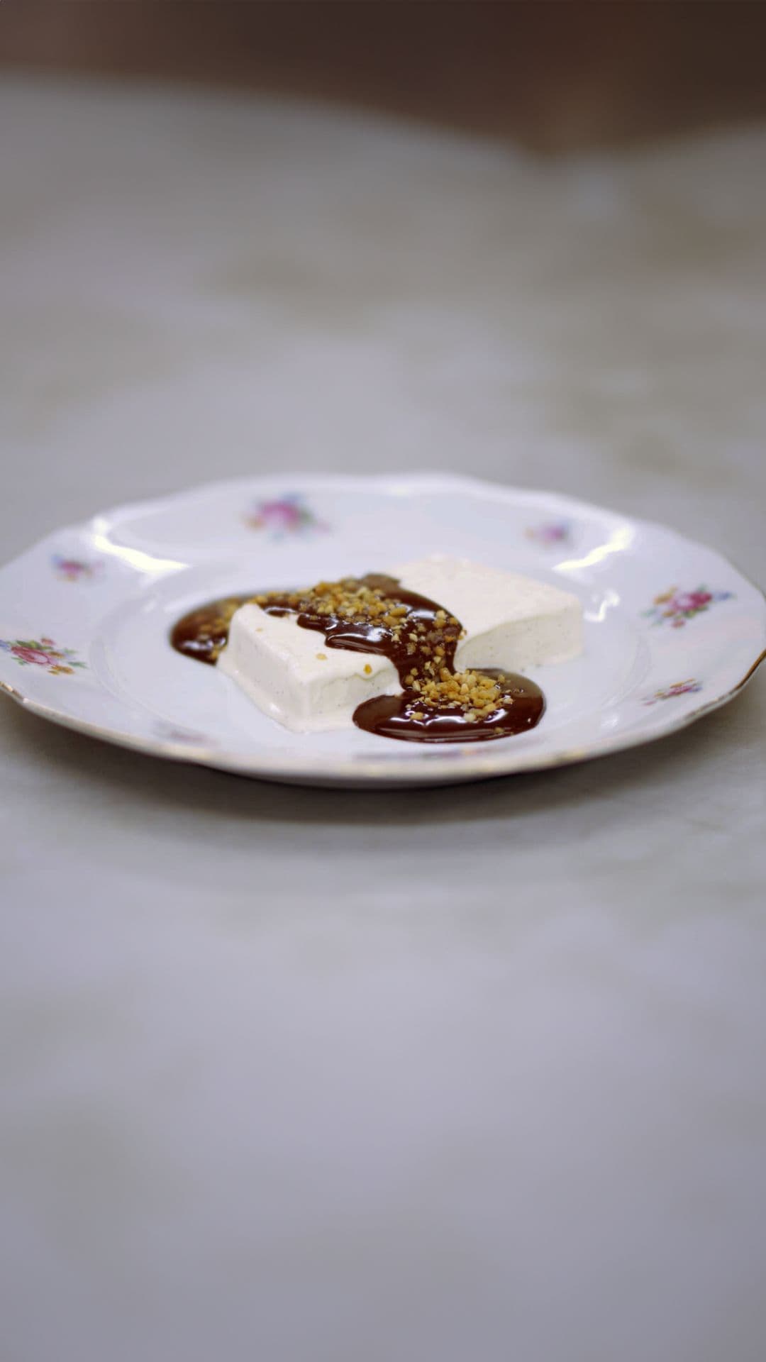 Vanilleparfait met chocoladesaus