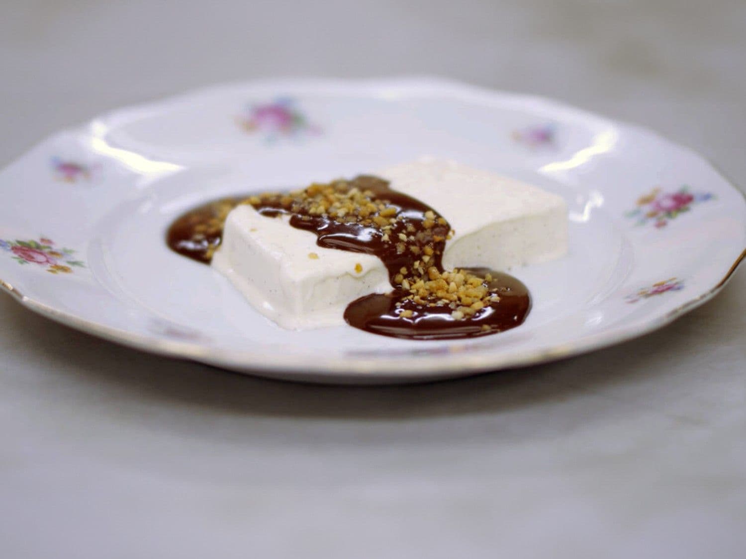 Vanilleparfait met chocoladesaus