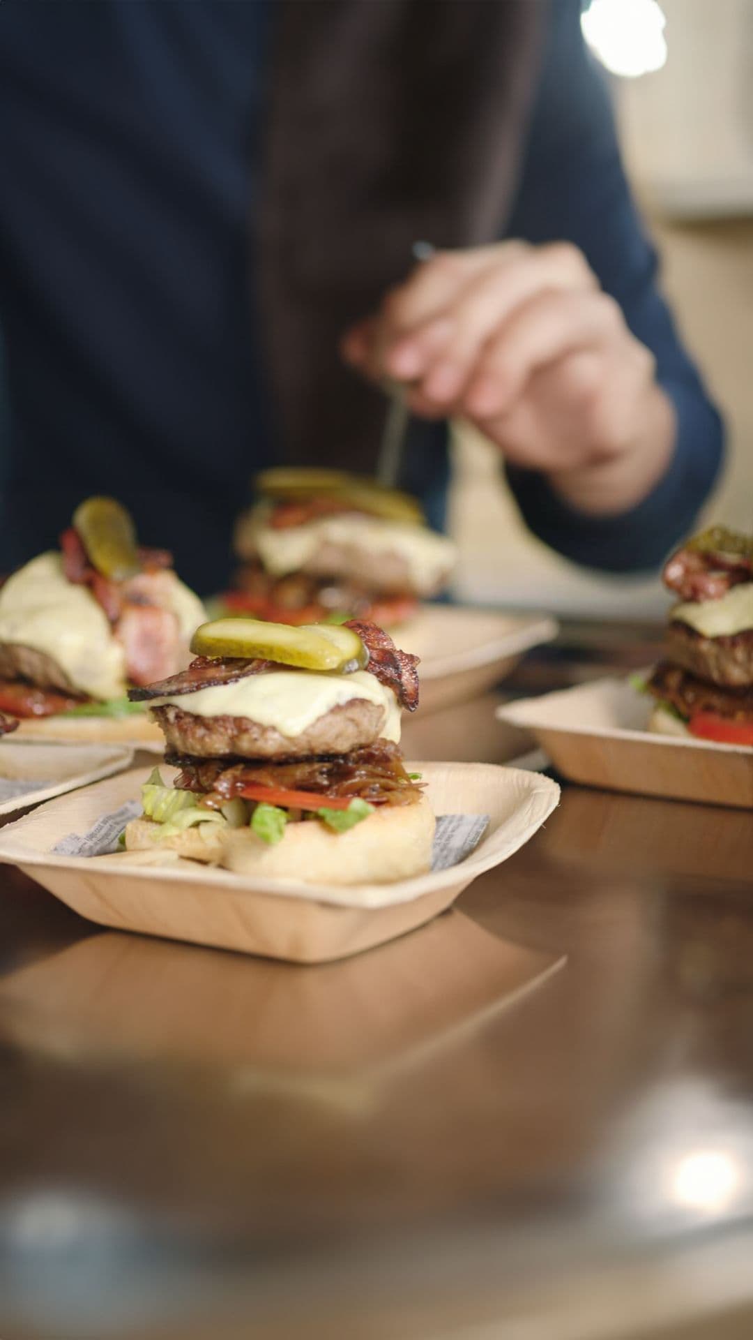 Hamburger met curryketchup en frietjes