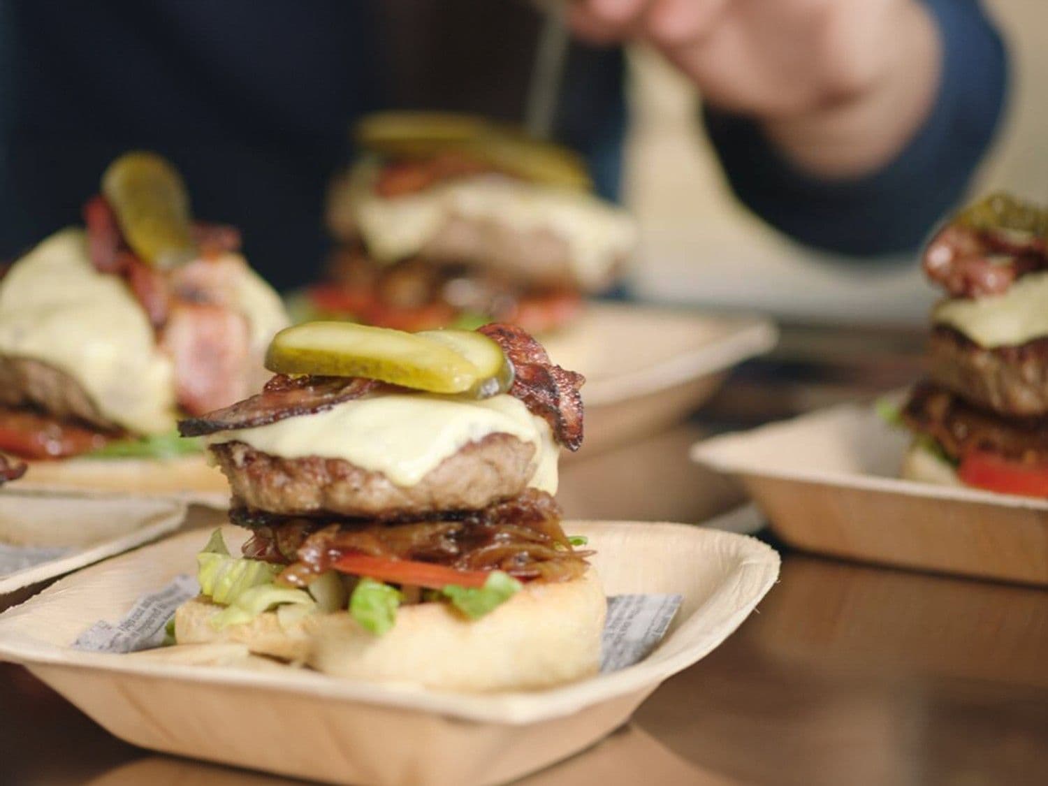Hamburger met curryketchup en frietjes