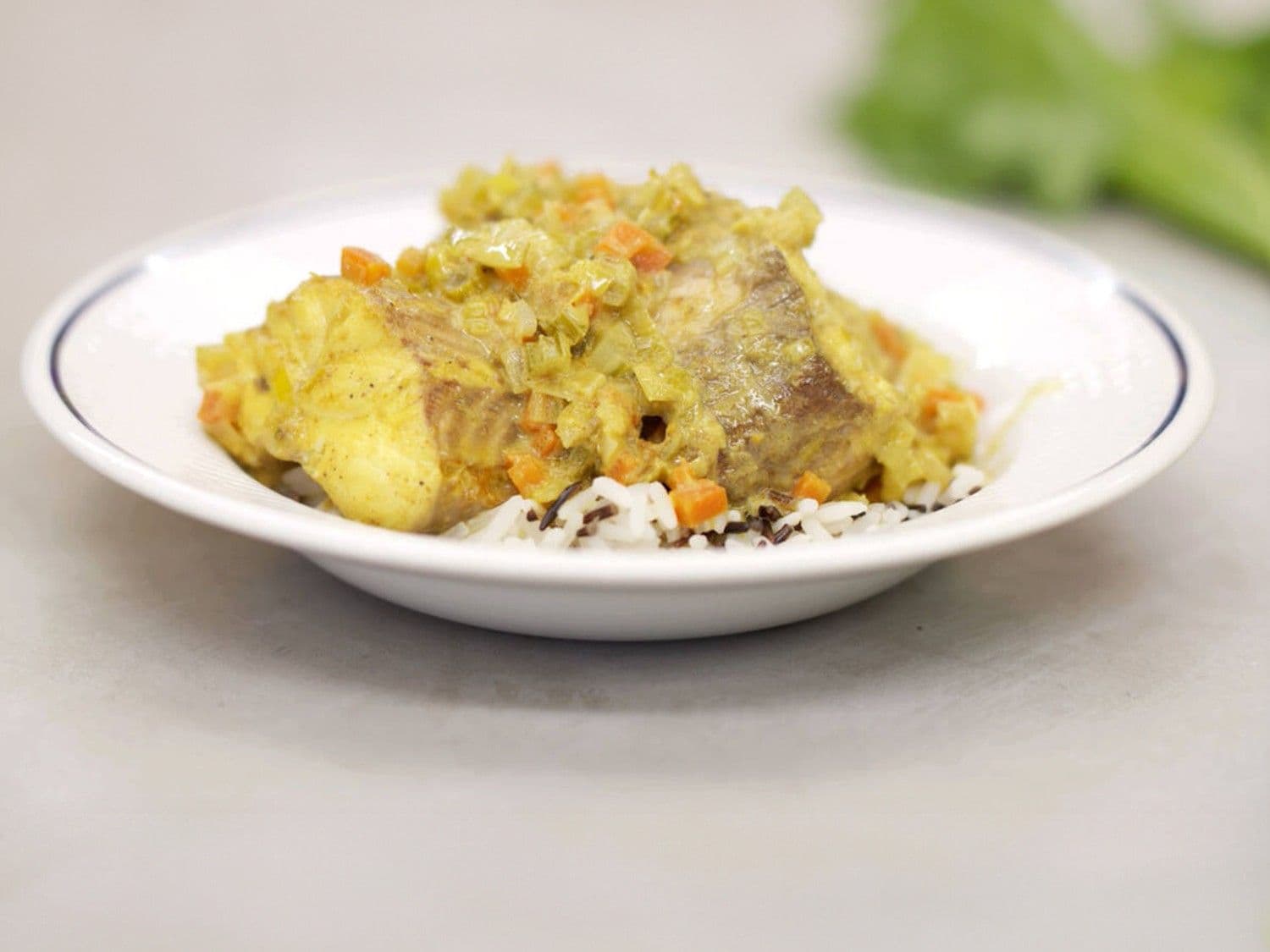 Gele curry met hondshaai, groenten en wilde rijst