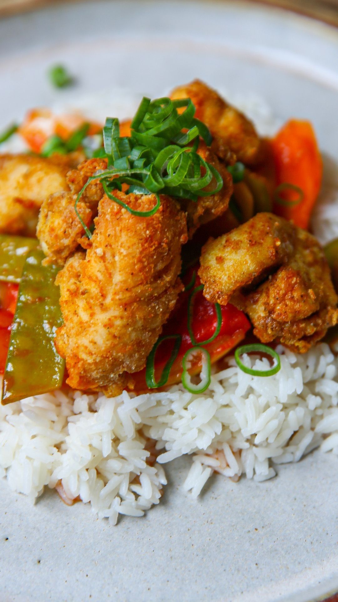 Kippenblokjes in zoetzure saus met ananas en rijst