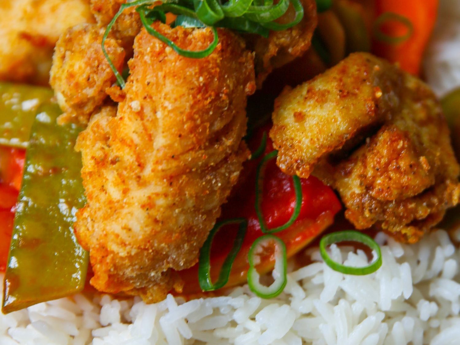 Kippenblokjes in zoetzure saus met ananas en rijst