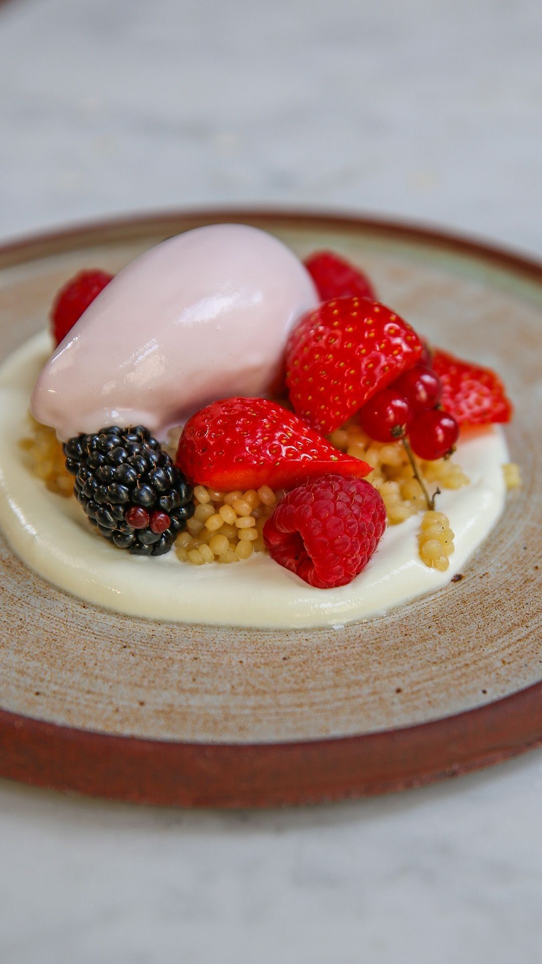 Zoete parelcouscous met rood fruit en sorbet van violet en yoghurt