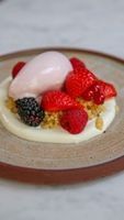 Zoete parelcouscous met rood fruit en sorbet van violet en yoghurt (thumbnail)