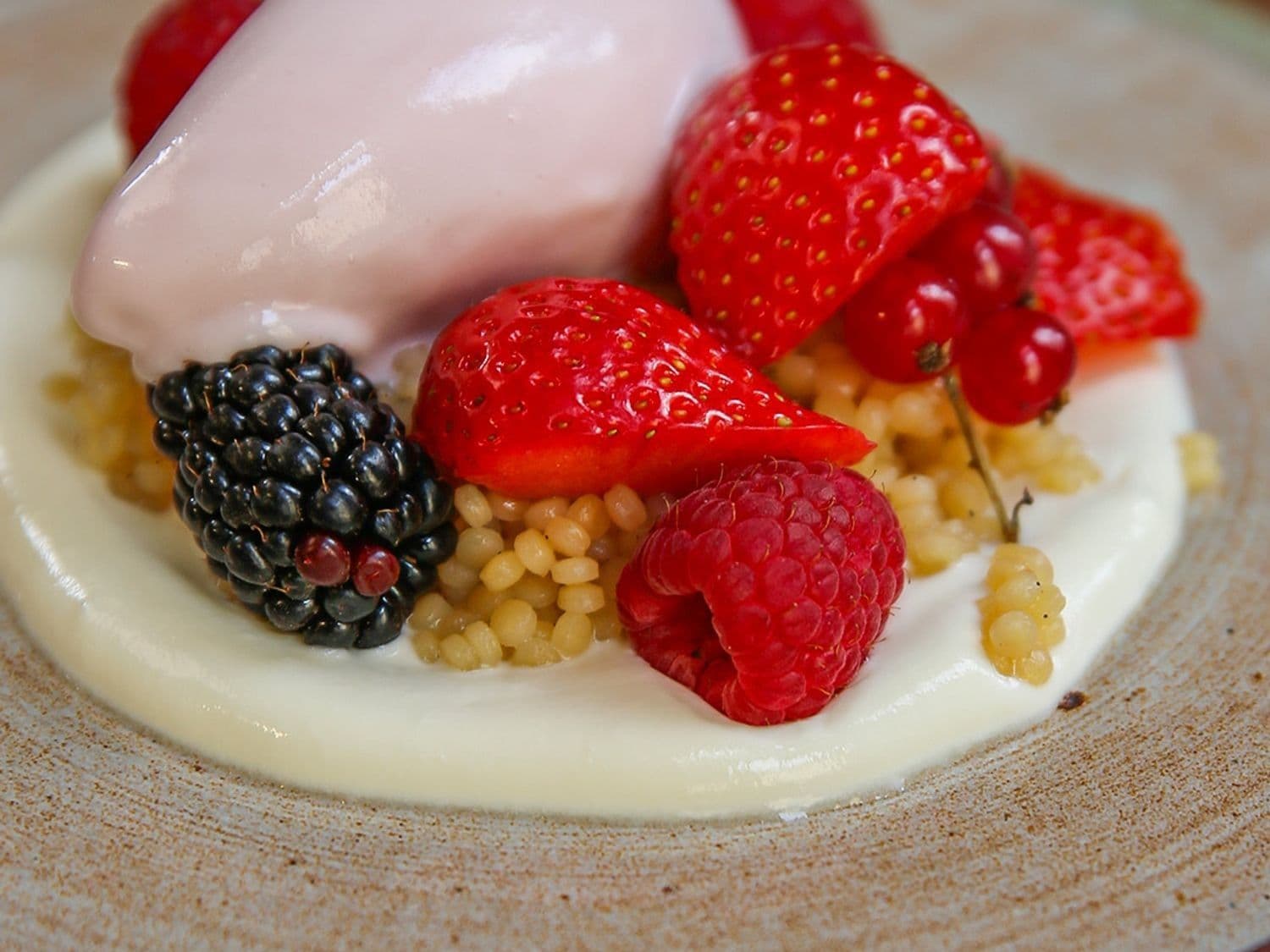 Zoete parelcouscous met rood fruit en sorbet van violet en yoghurt