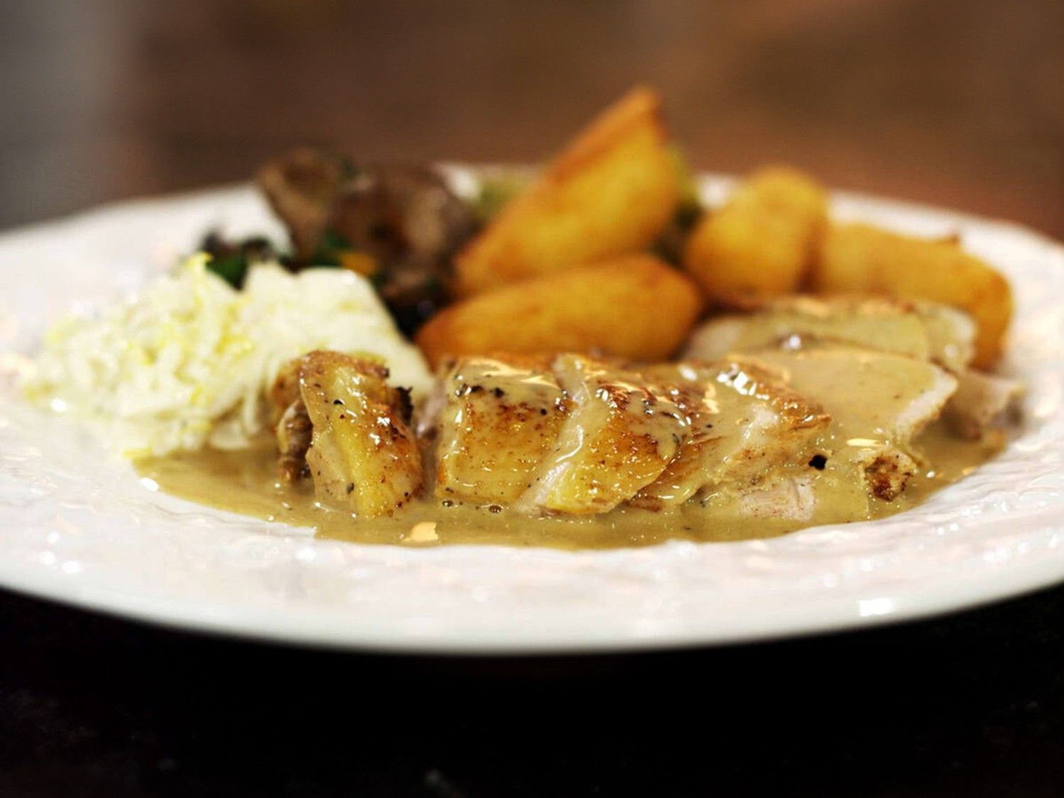 Fazant met cognacsaus, wintergarnituur en kroketten