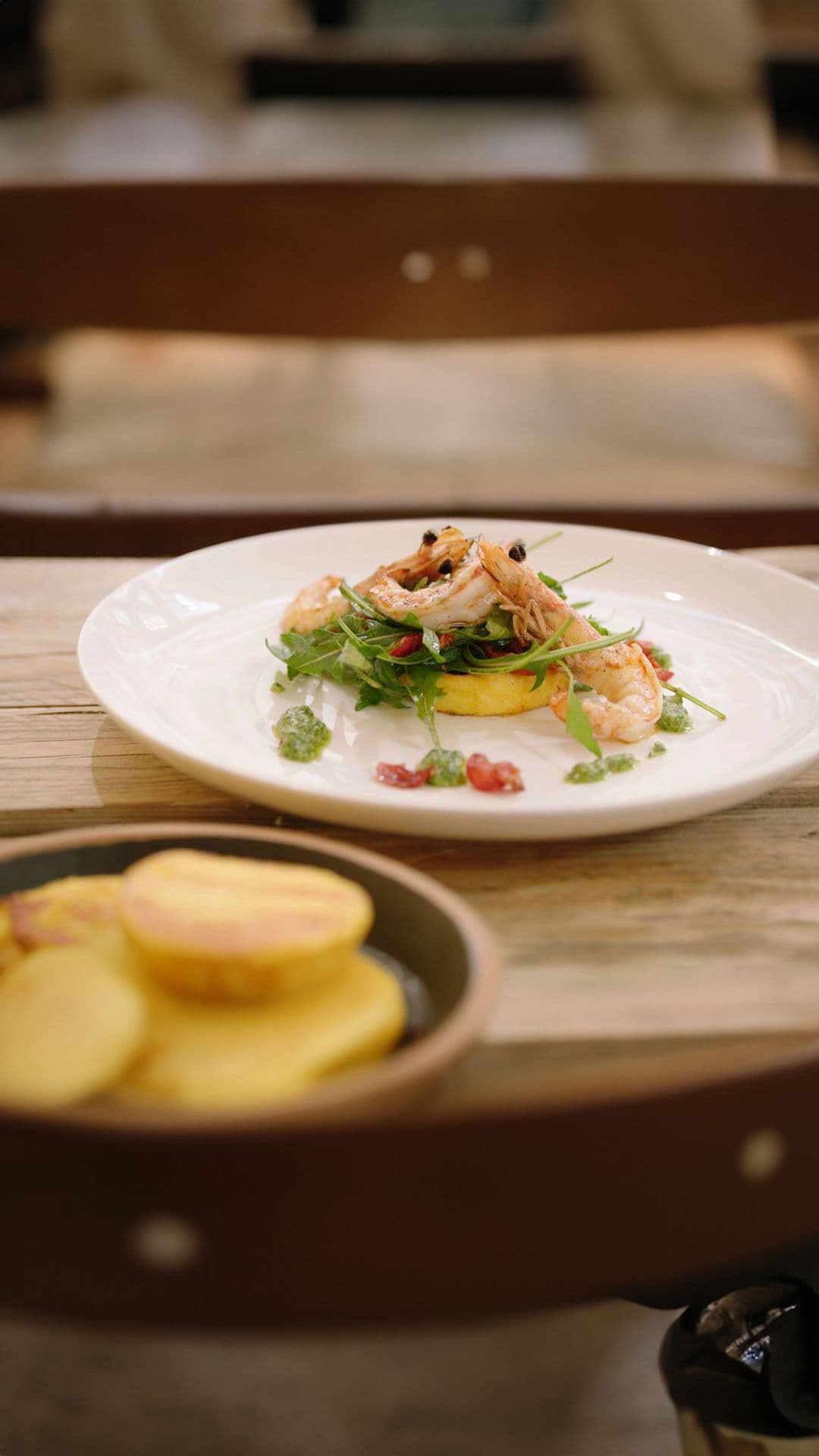 Gamba's met polenta en rucolapesto