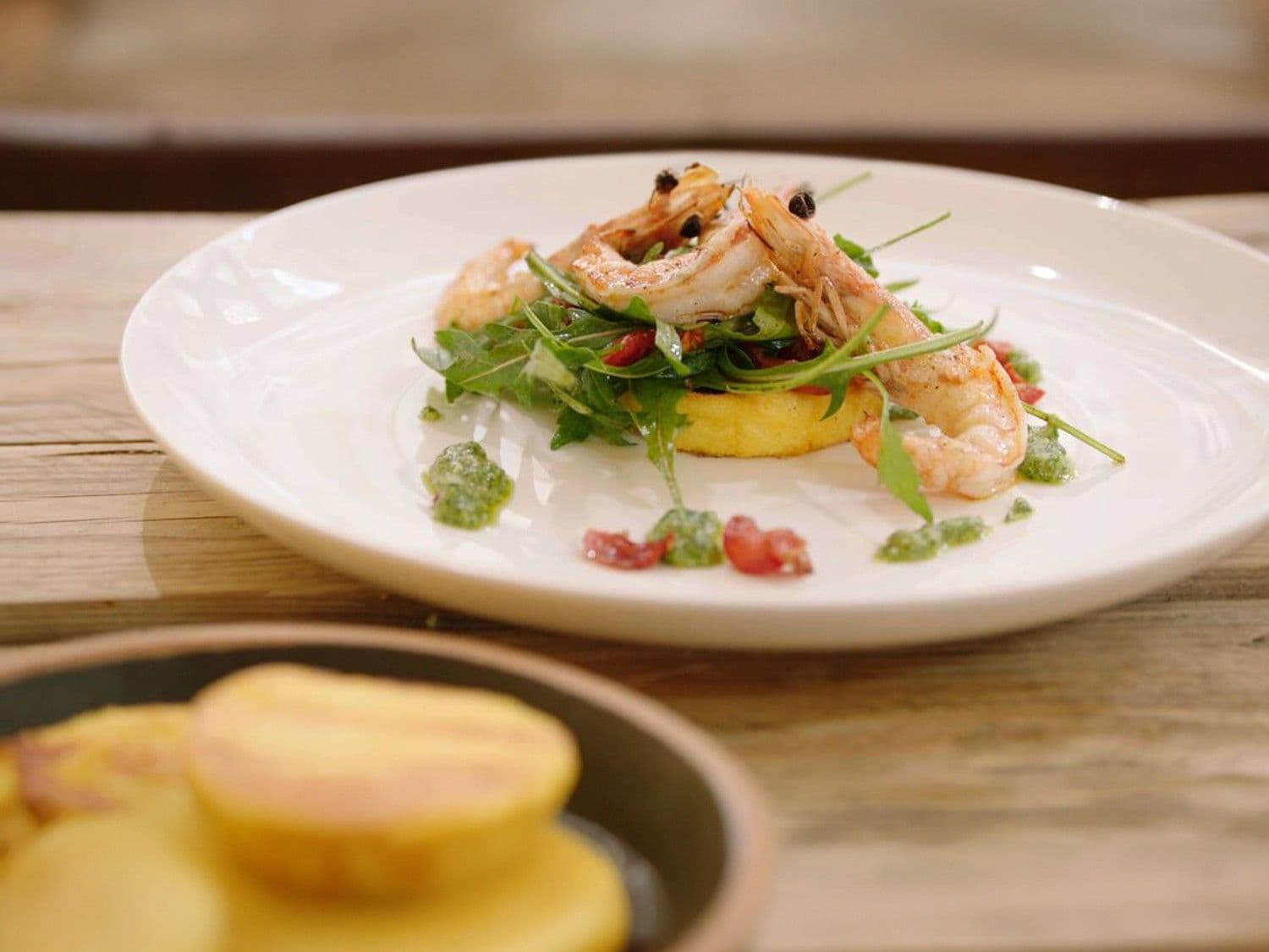 Gamba's met polenta en rucolapesto