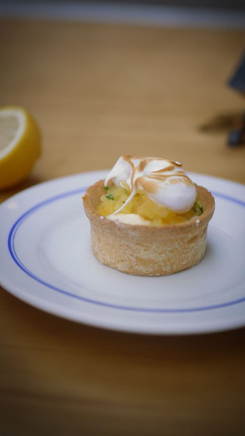 Ananastaartje met citroenmousse en meringue