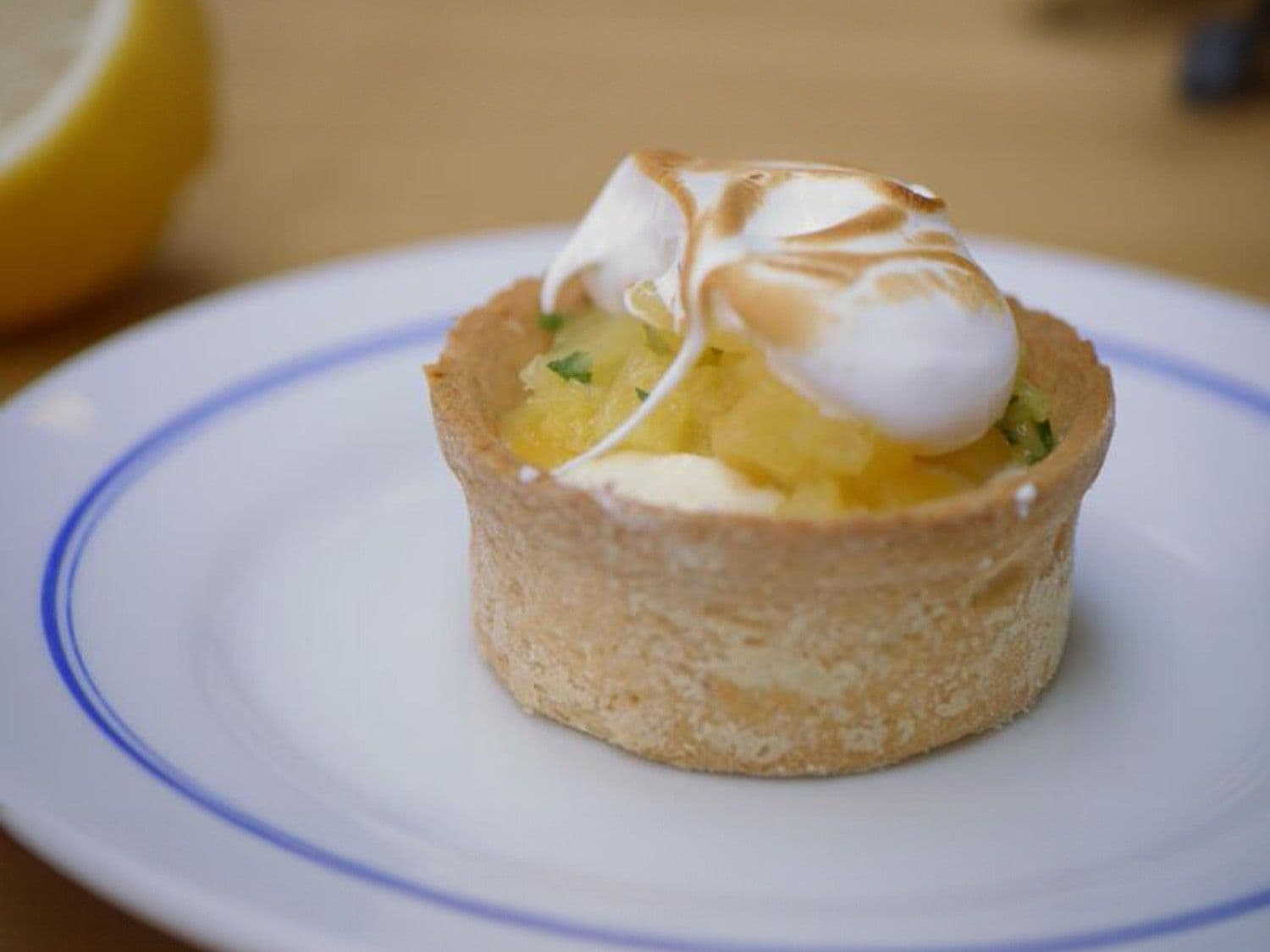 Ananastaartje met citroenmousse en meringue