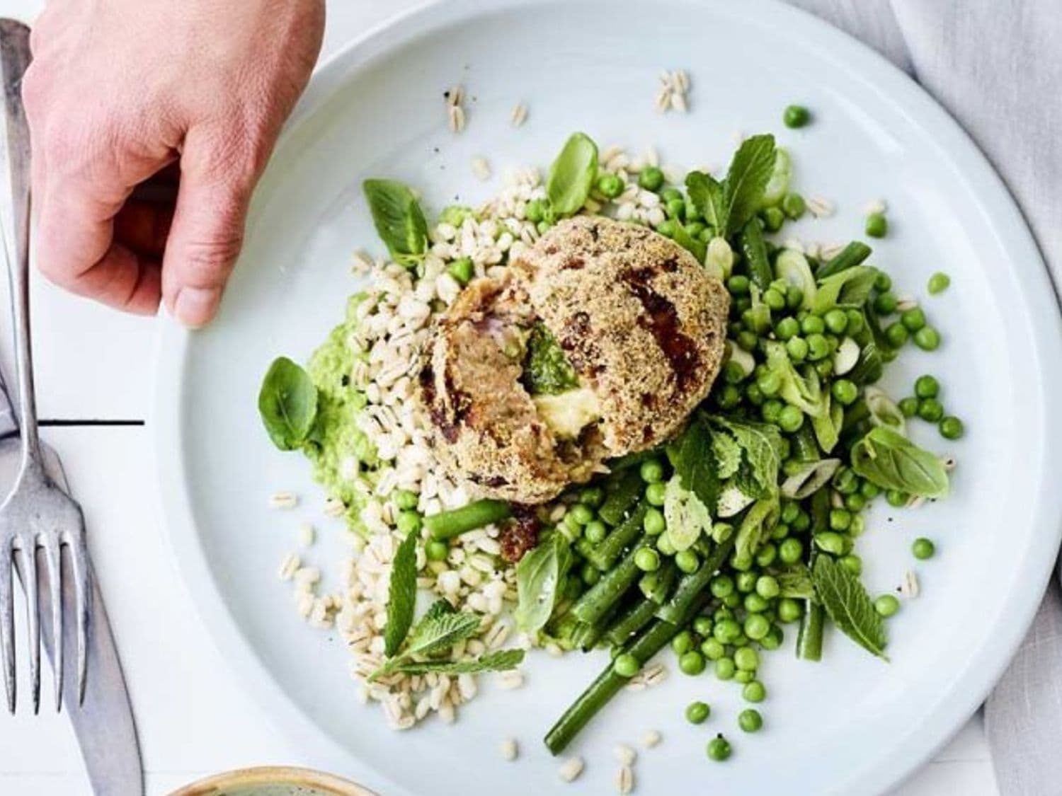 Gevulde gehaktballen met kaas en pesto