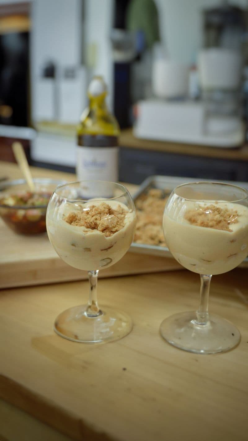 Coupe rabarber met sabayon van Liefmans Goudenband, cassis en amandelcrumble