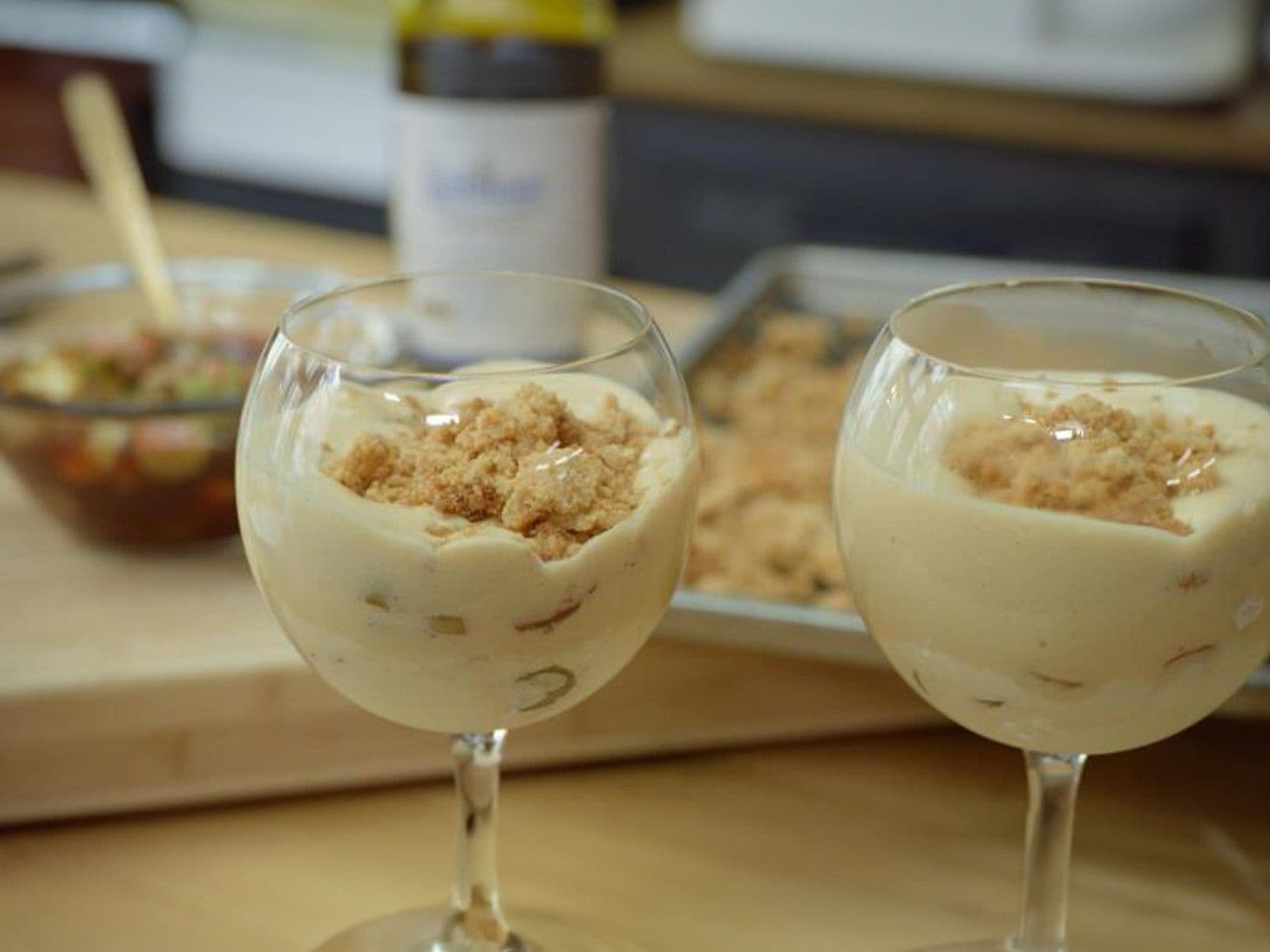 Coupe rabarber met sabayon van Liefmans Goudenband, cassis en amandelcrumble